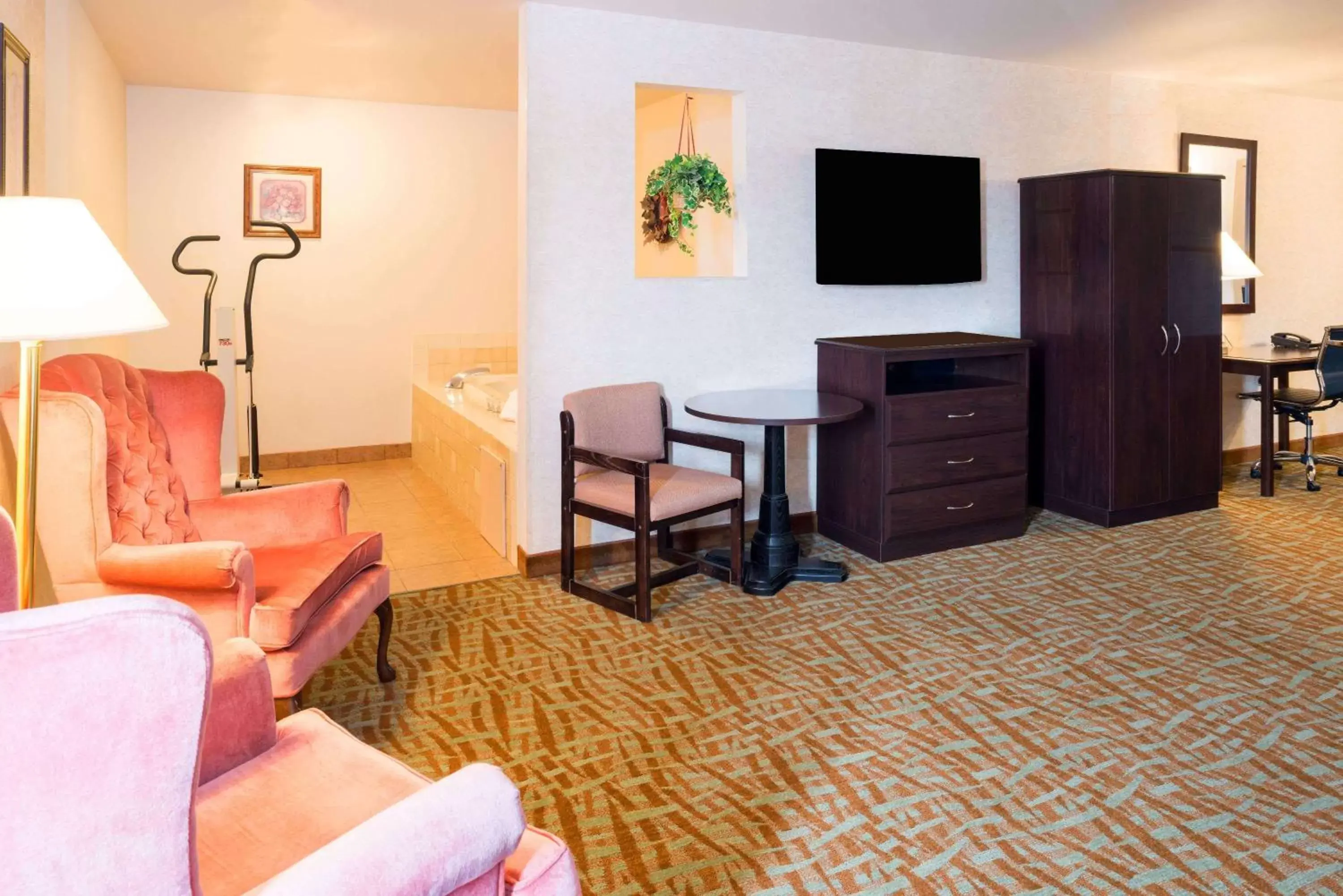 Photo of the whole room, Seating Area in Days Inn & Suites by Wyndham Spokane Airport Airway Heights