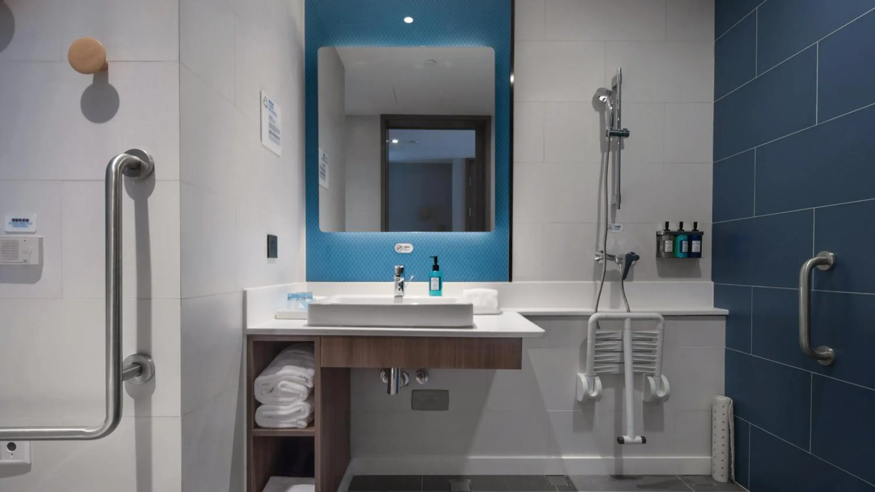 Photo of the whole room, Bathroom in HOLIDAY INN EXPRESS SHANGHAI HONGQIAO NORTH