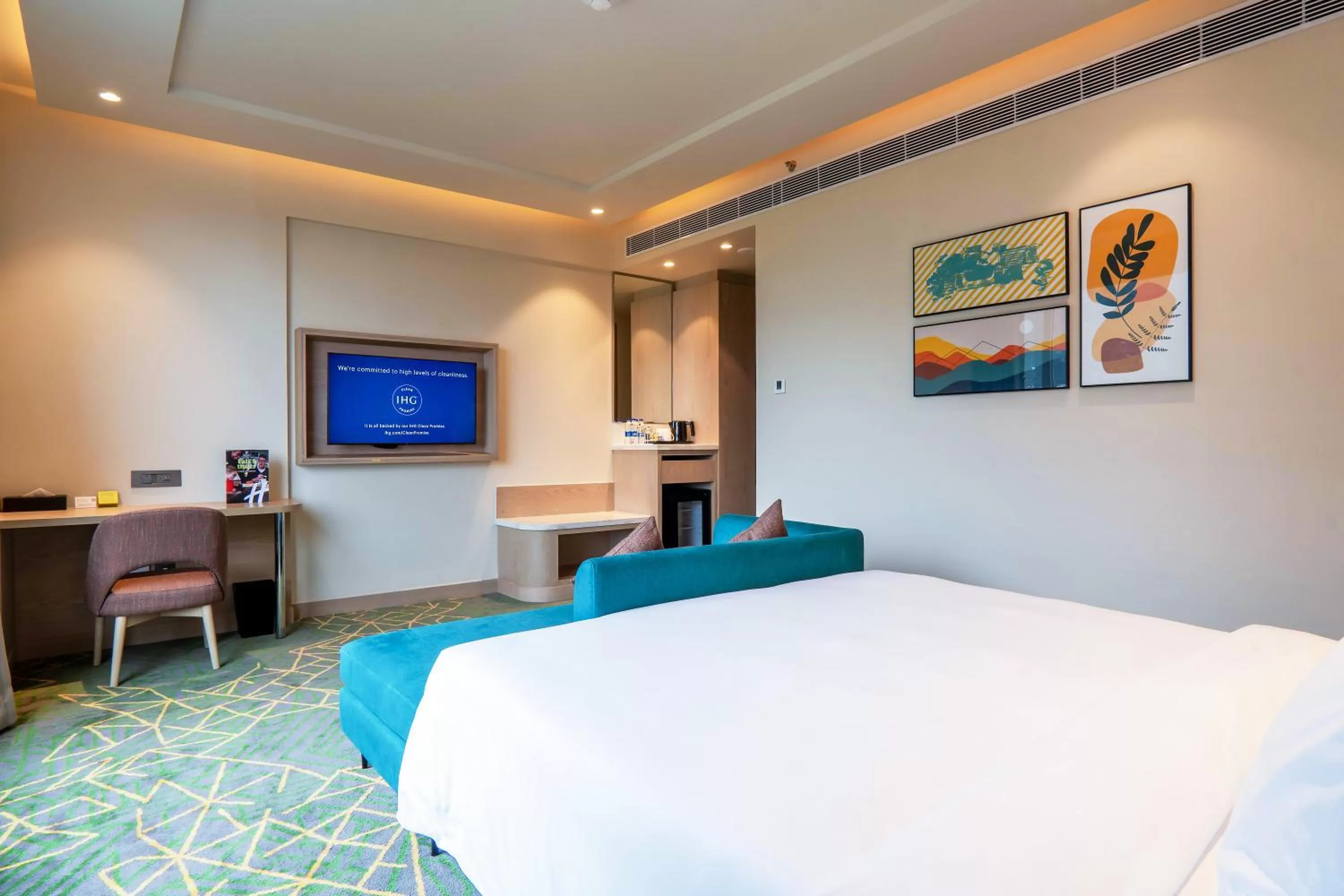 TV and multimedia, Bed in Holiday Inn Katra Vaishno Devi by IHG