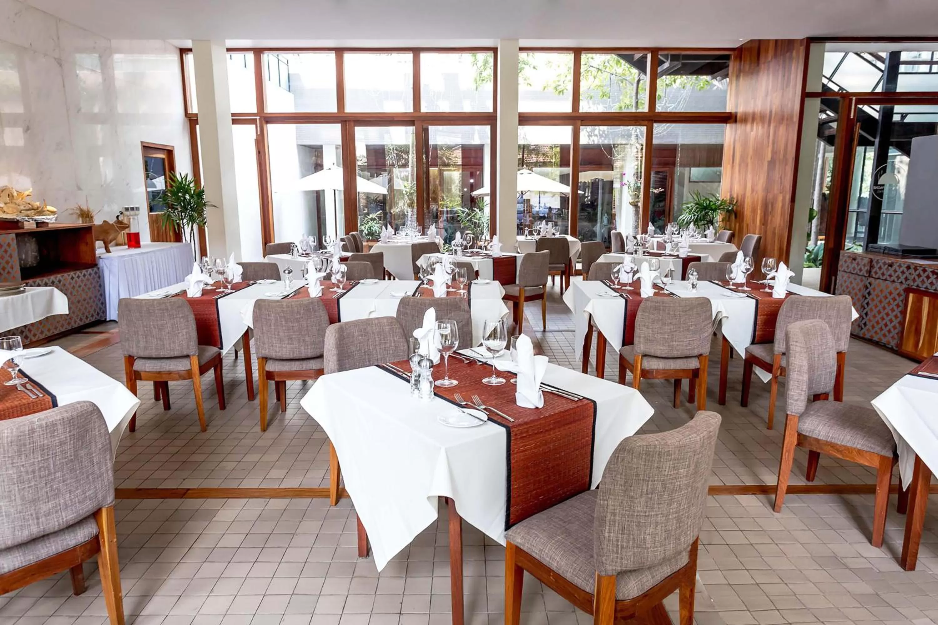 Restaurant/places to eat in Somadevi Residence