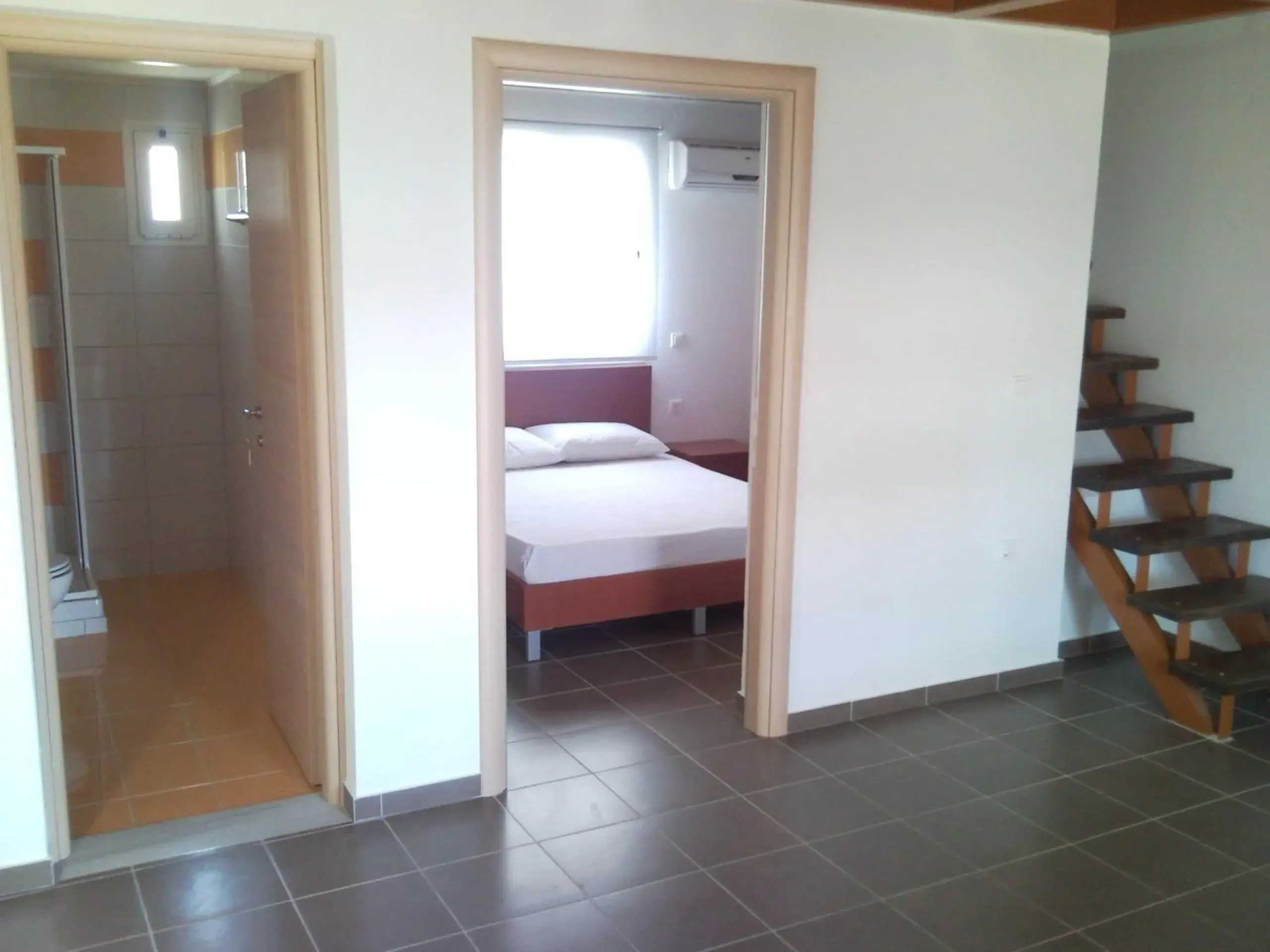 Bathroom, Bed in Elounda Sunrise Apartments