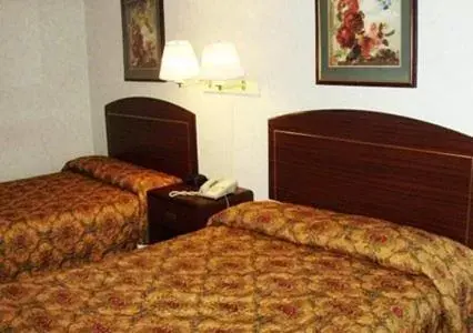 Double Room with Two Double Beds - Smoking in Econo Lodge Decatur