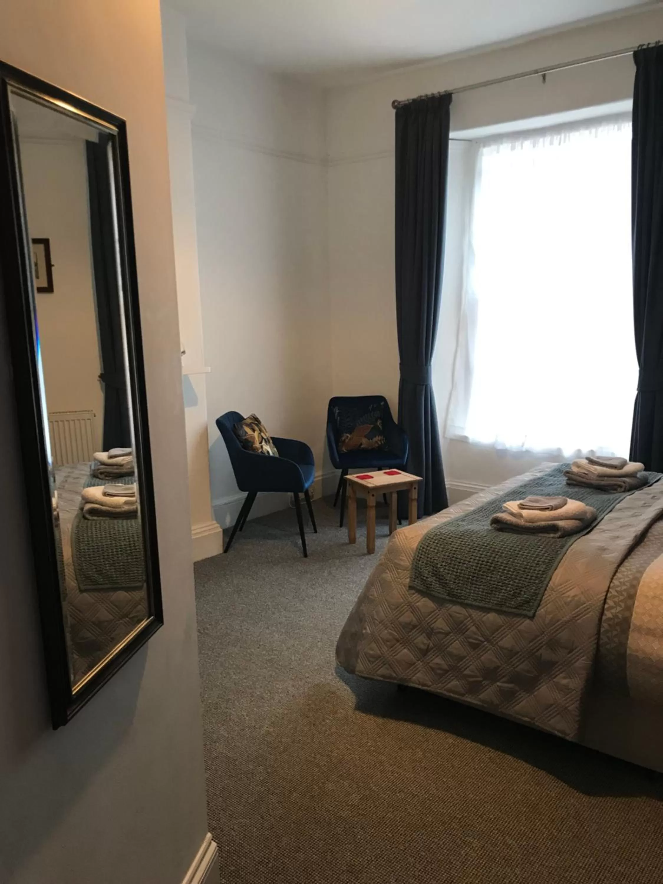 Bedroom, TV/Entertainment Center in The Tavistock Inn