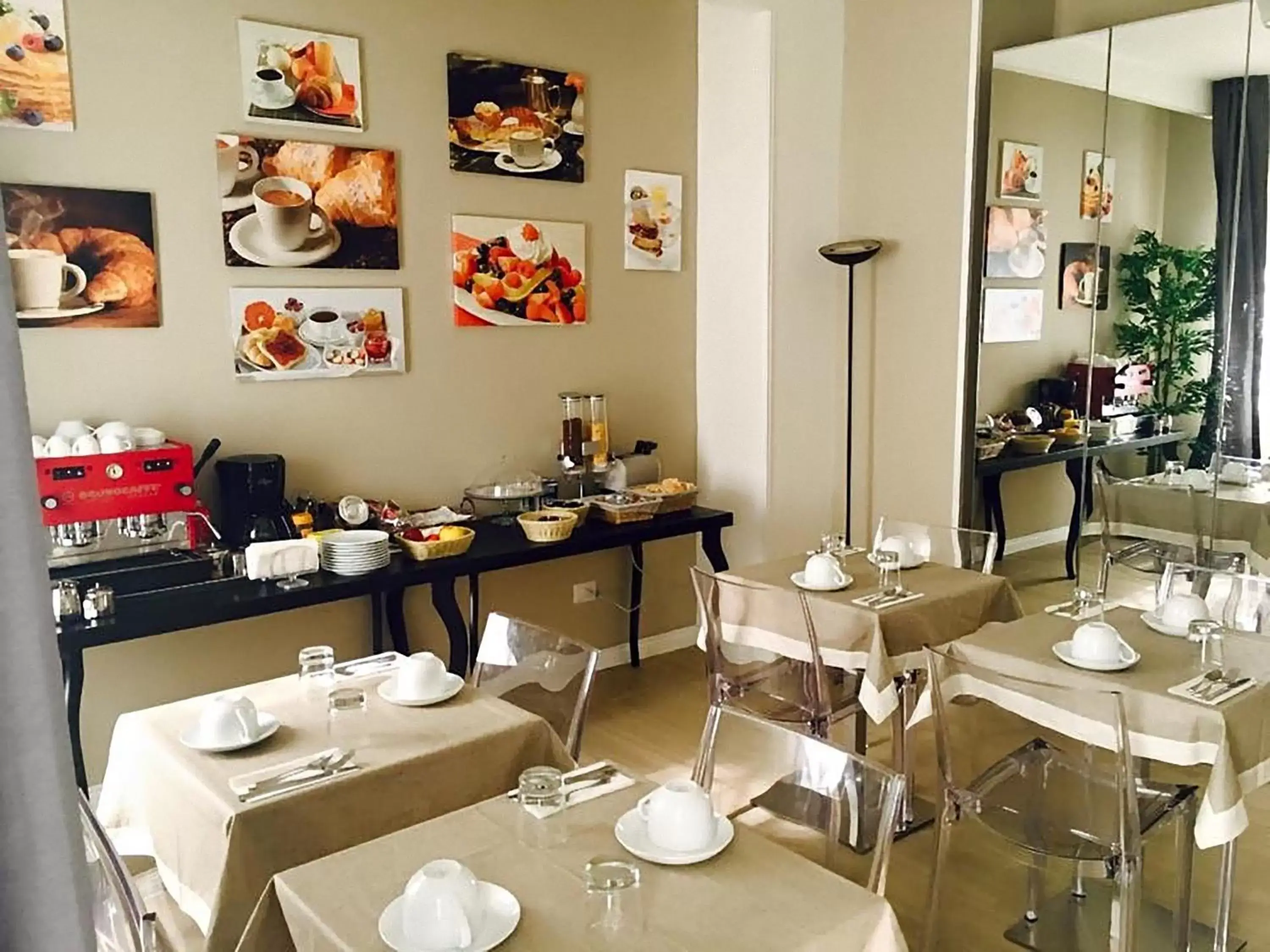 Communal lounge/ TV room, Restaurant/Places to Eat in Les Suites Bari B&B