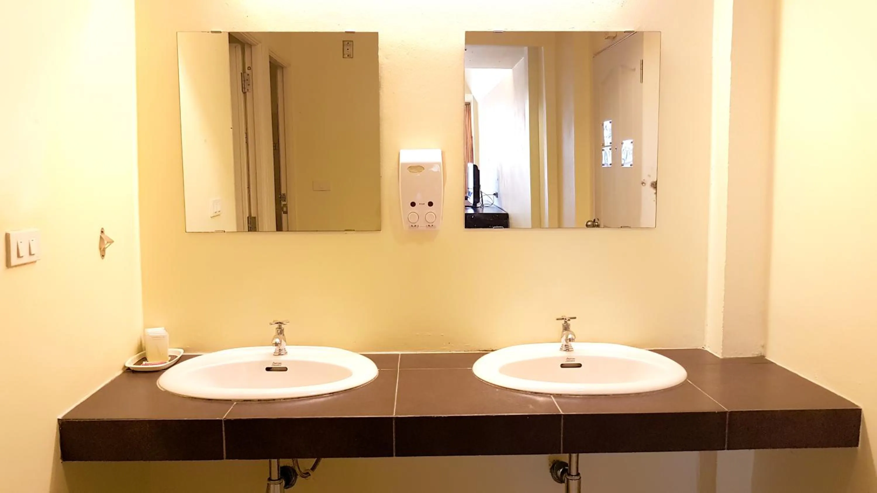 Photo of the whole room in Brookside Valley Resort