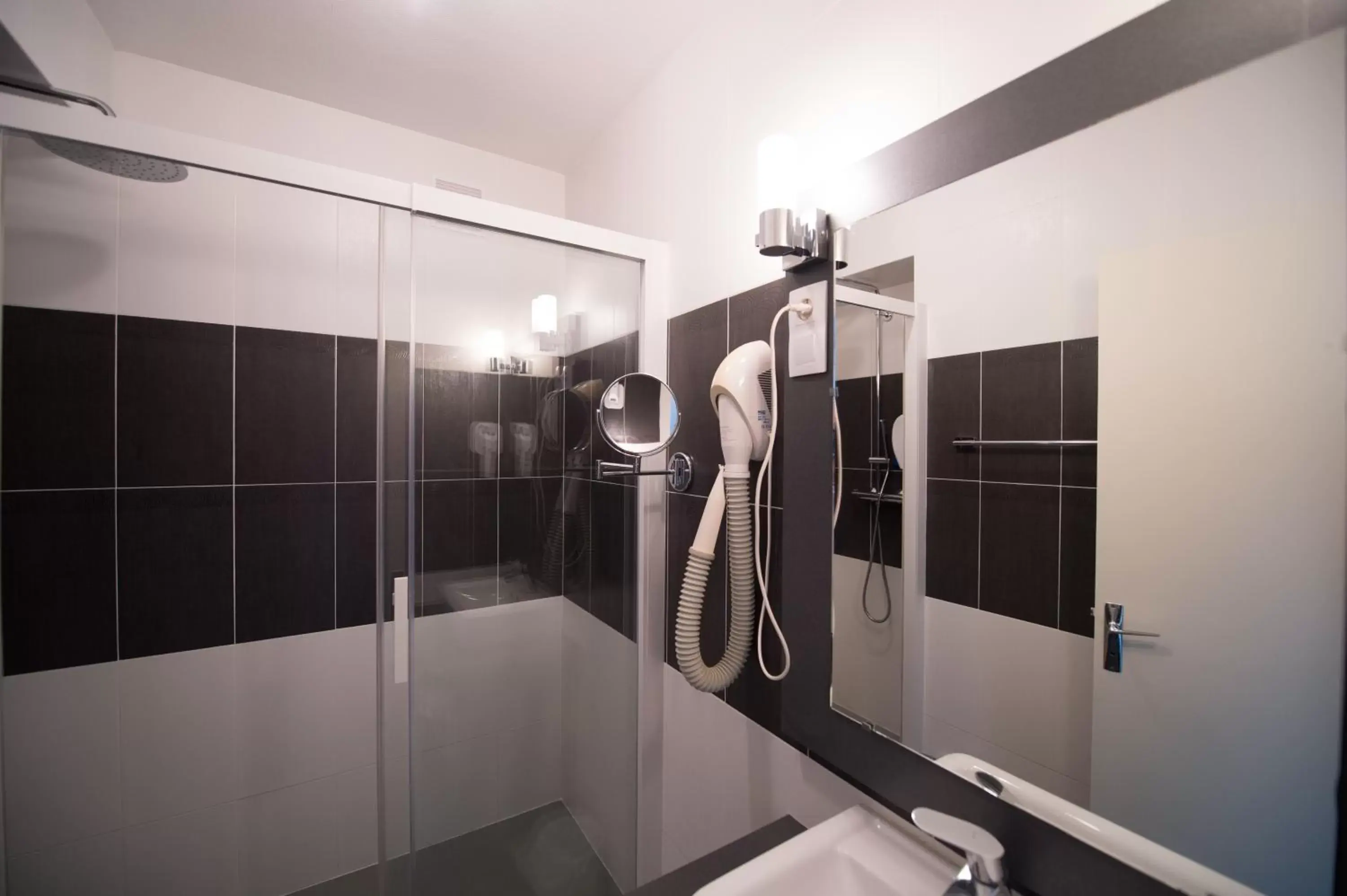 Shower, Bathroom in The Originals City, Hôtel Armen Le Triton, Roscoff (Inter-Hotel)