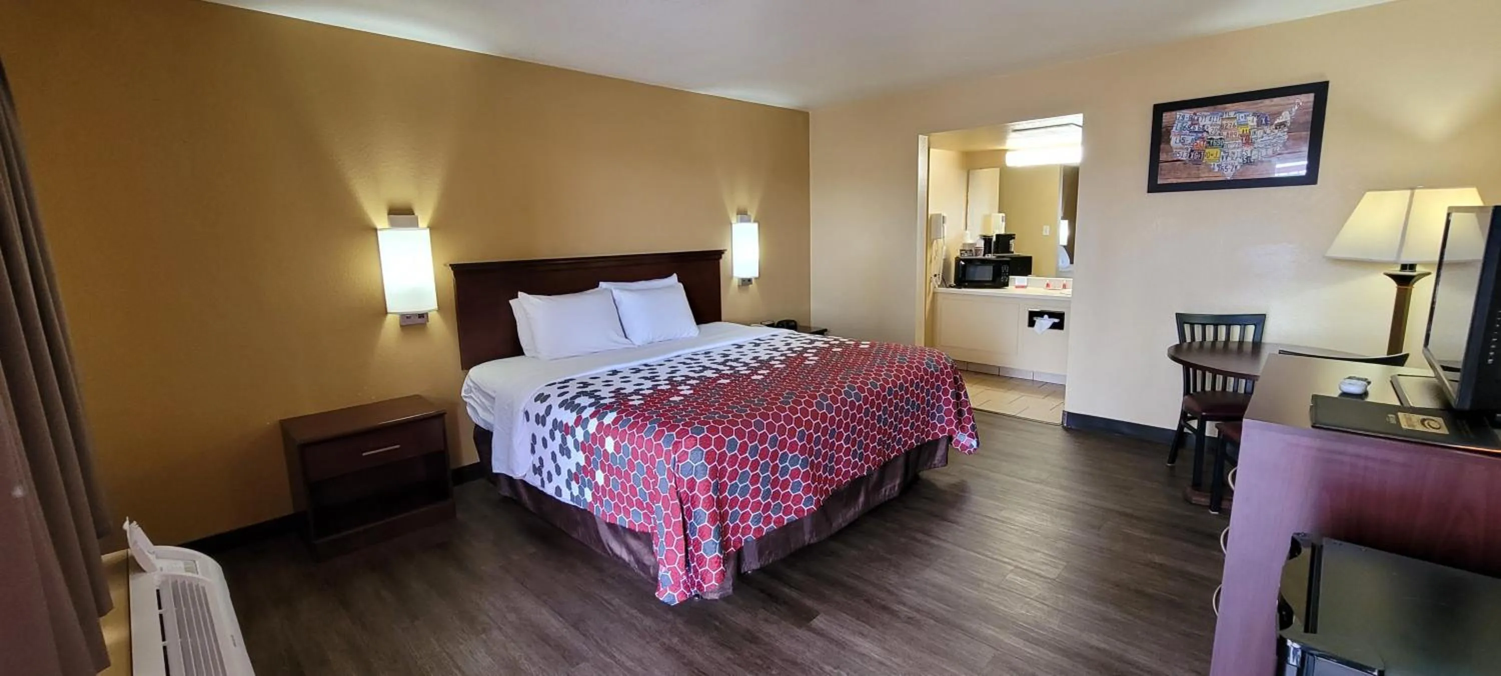 Photo of the whole room, Bed in Econo Lodge McAlester