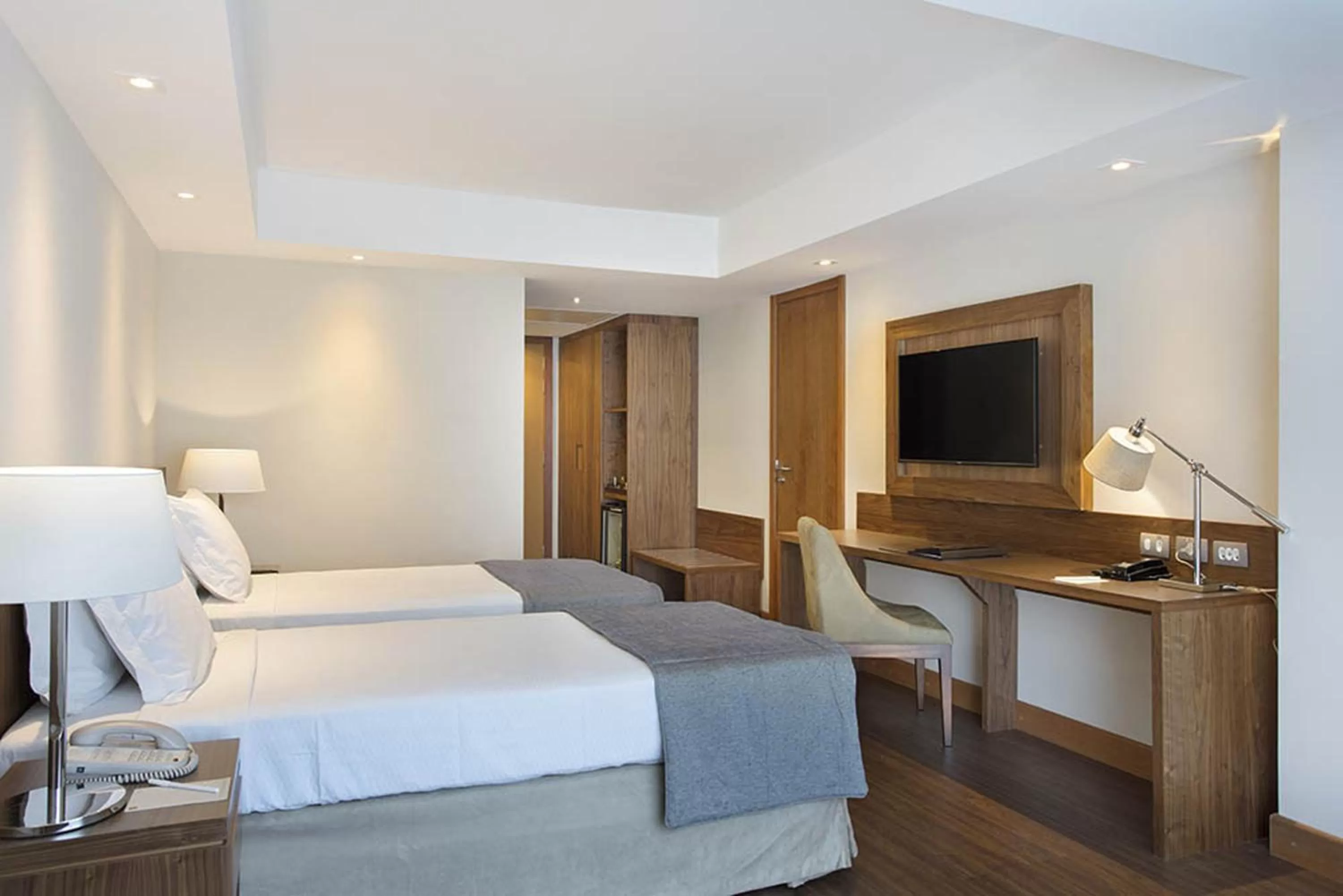 Bathroom, Bed in Windsor Marapendi Hotel