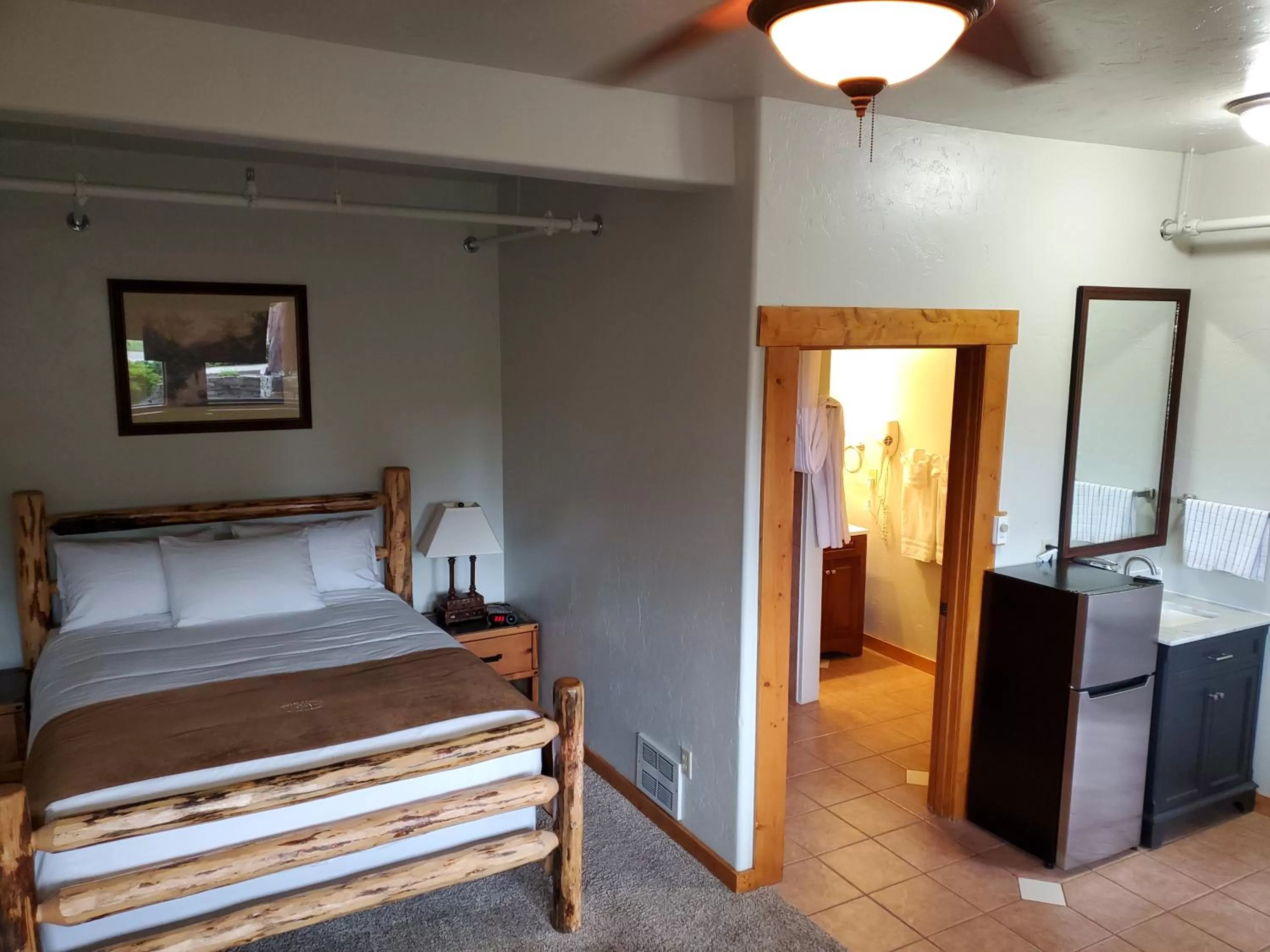 Photo of the whole room, Bed in Buffalo Lodge of Bigfork
