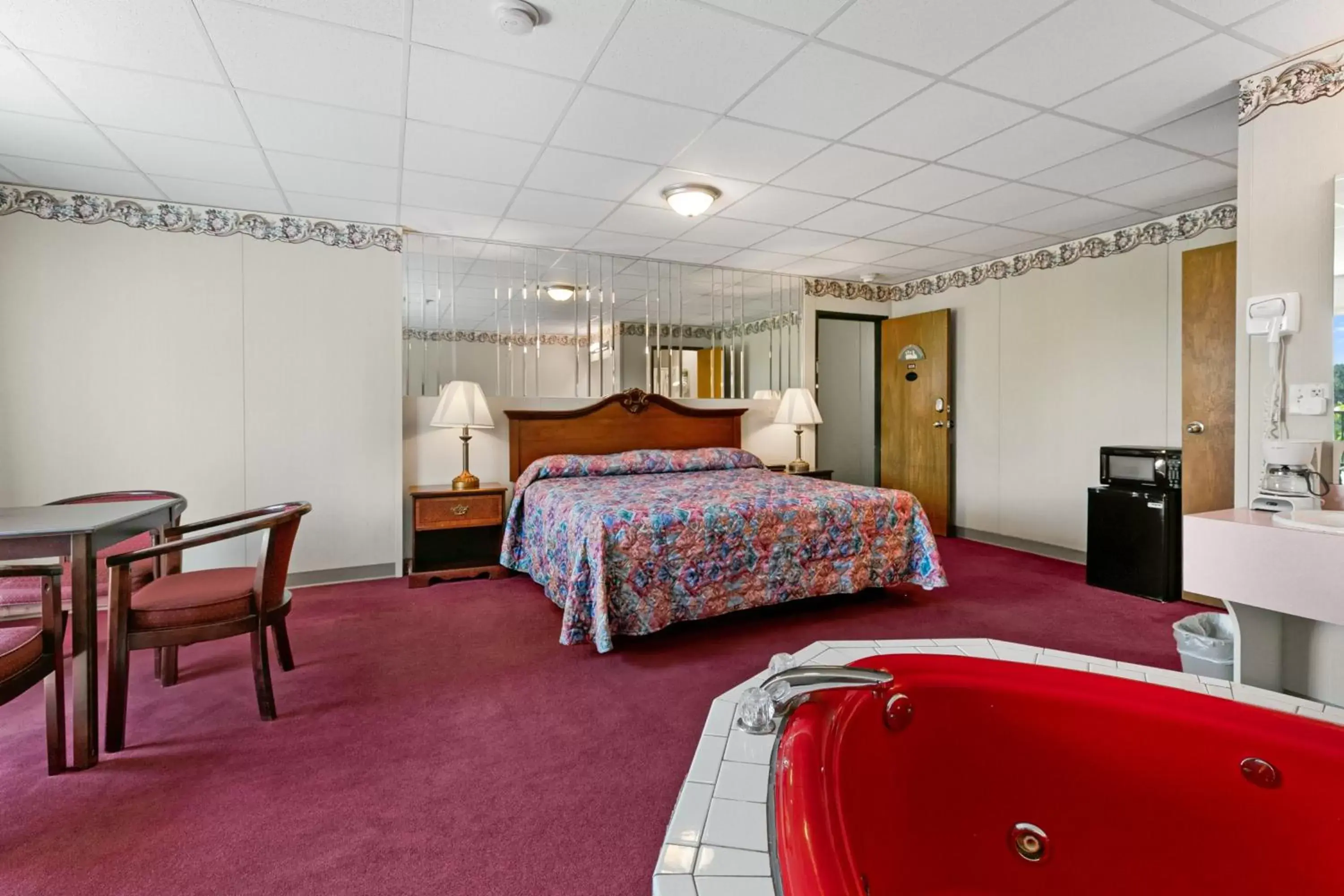 Photo of the whole room, Bed in Candlewick Inn and Suites