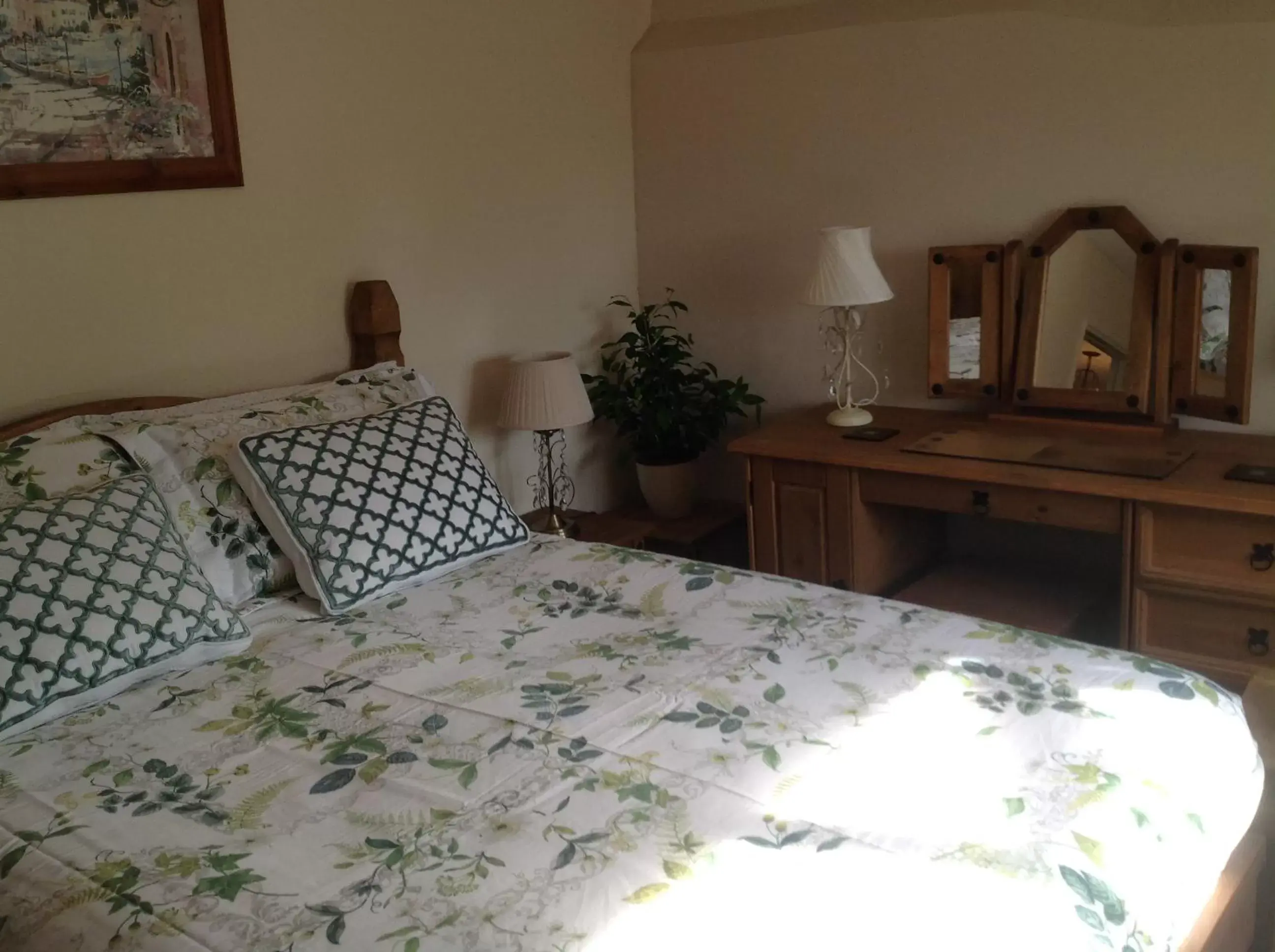 Bedroom, Bed in Primrose Cottage