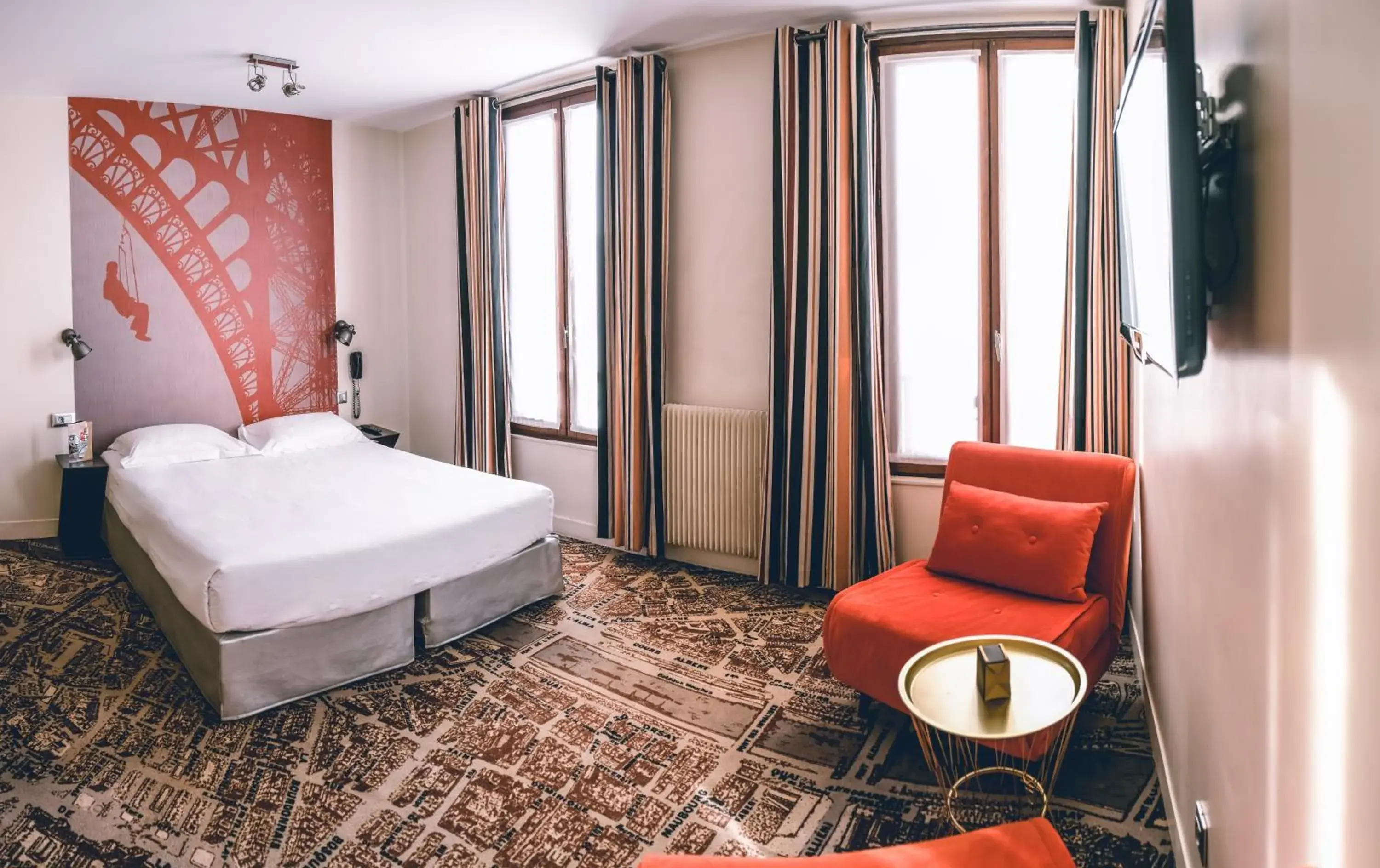 Photo of the whole room in Hotel Alpha Paris Tour Eiffel