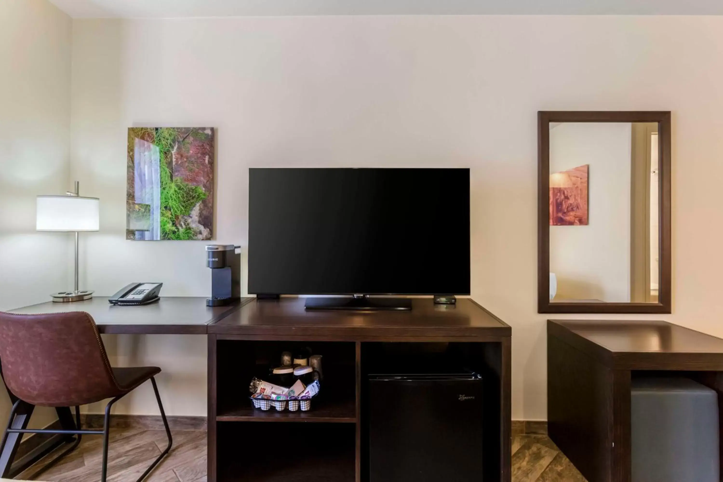 Bedroom, TV/Entertainment Center in Aiden by Best Western Sedona