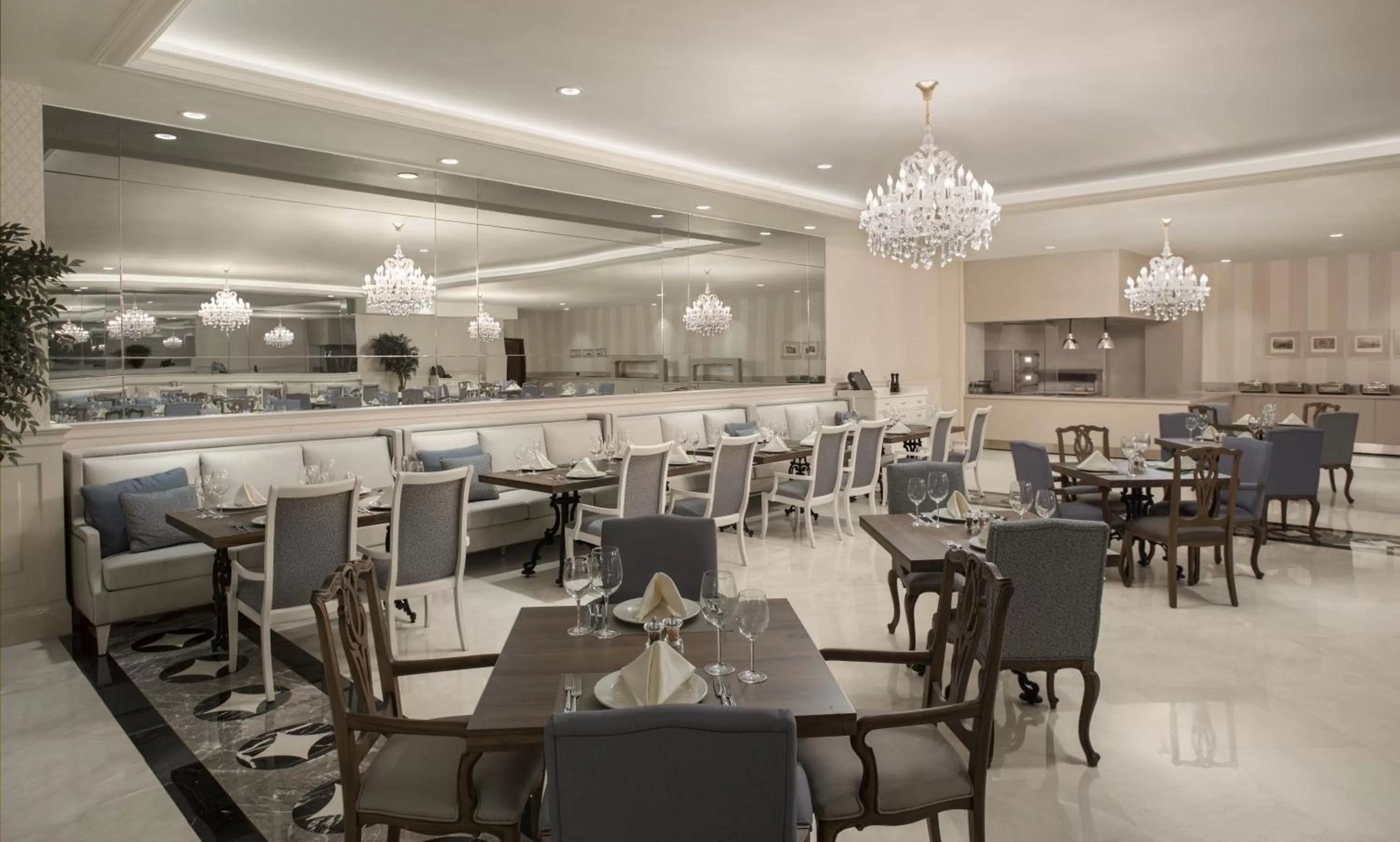 Restaurant/places to eat in Lazzoni Hotel