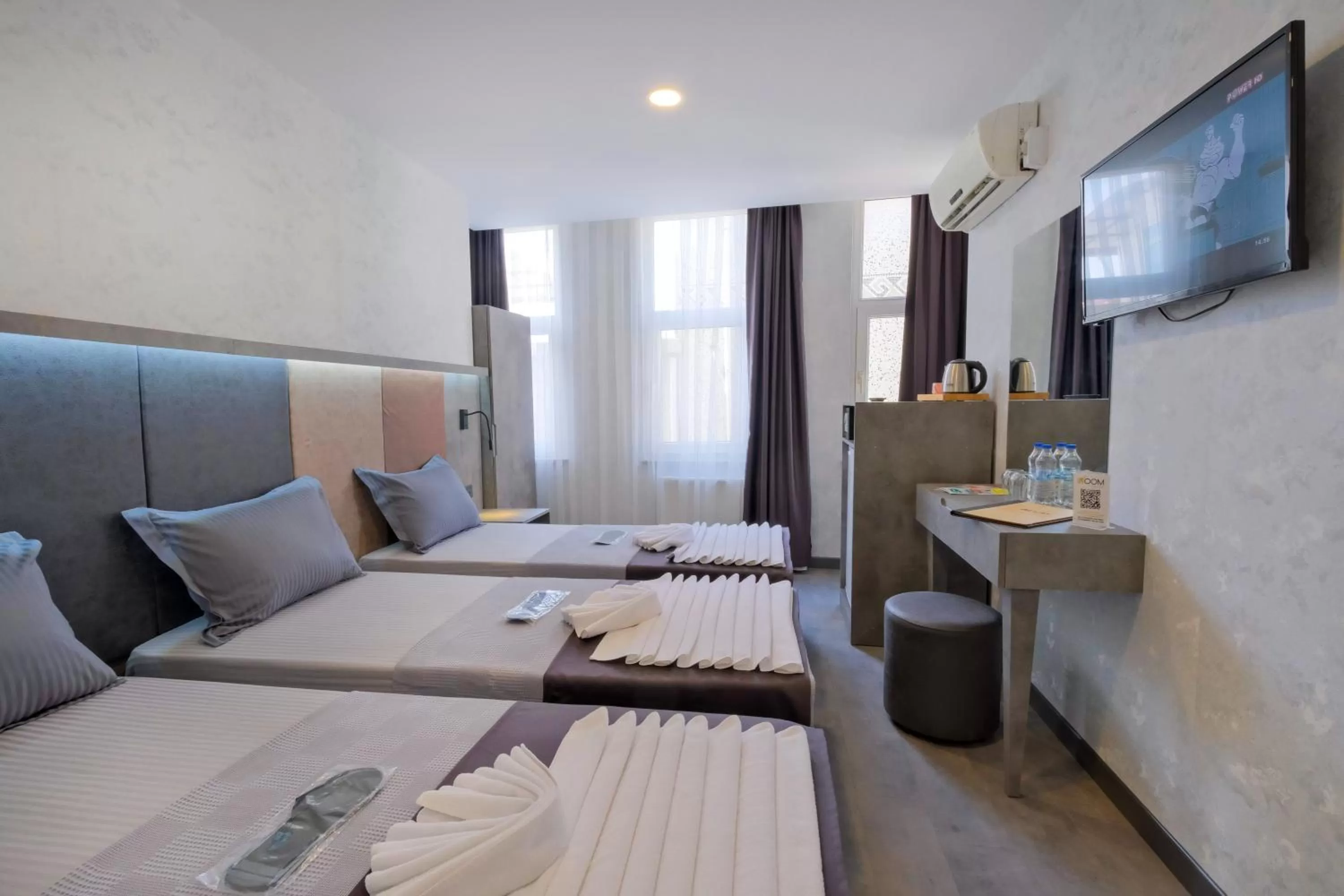 Bed in The Queen Hotel