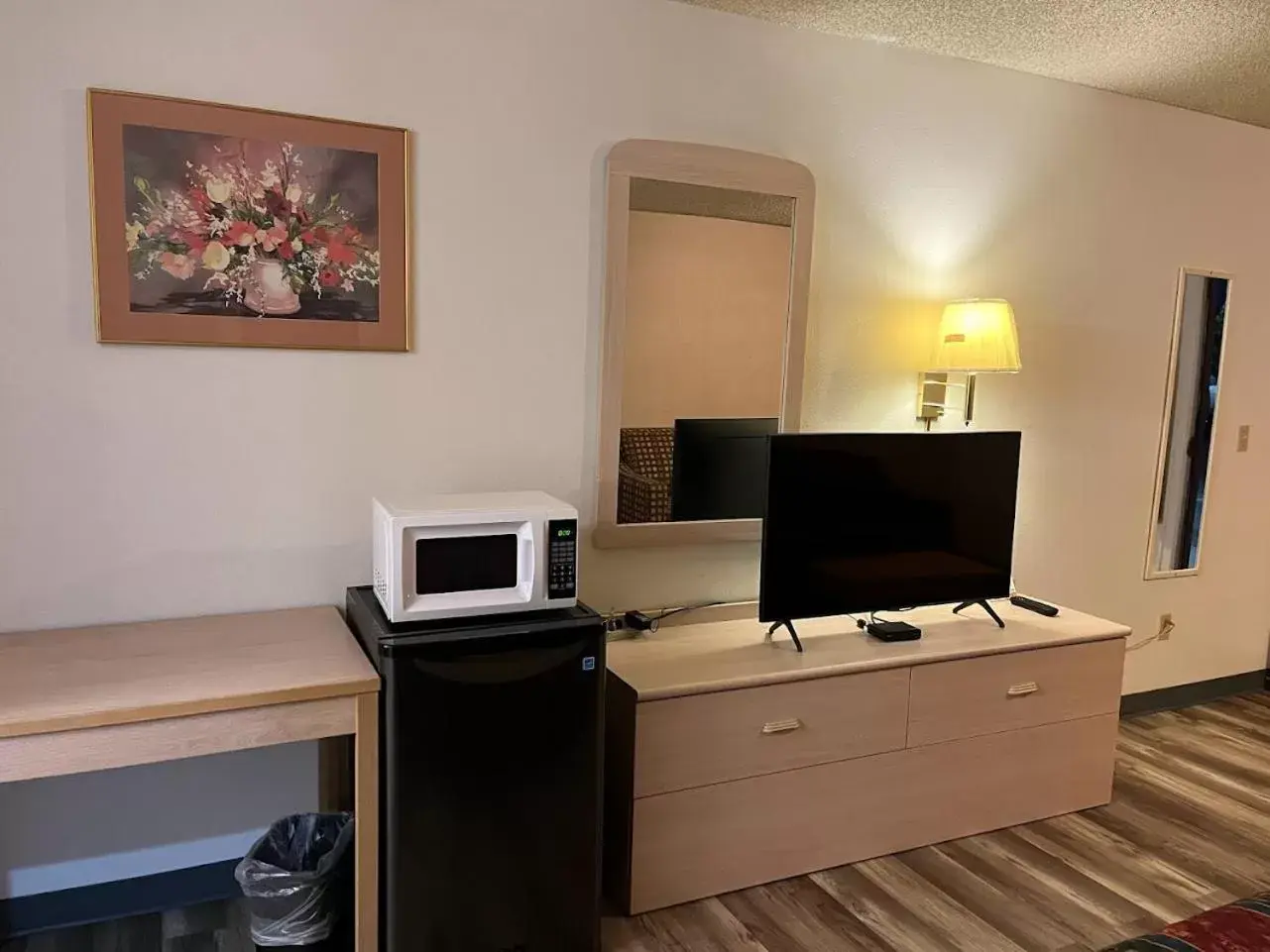 TV and multimedia, TV/Entertainment Center in Western Inn Lakewood