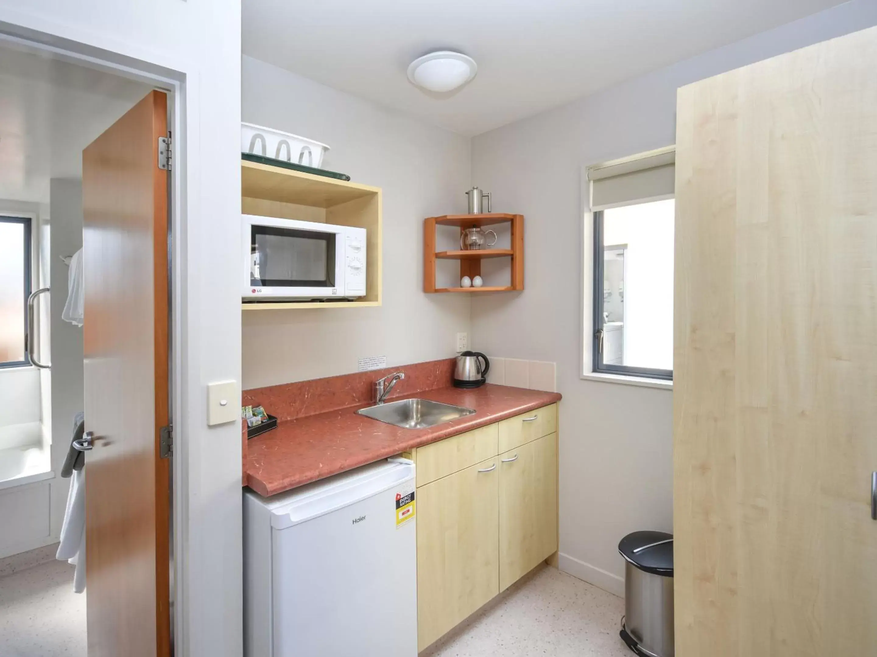 Kitchen or kitchenette, Bathroom in Bella Vista Motel Dunedin