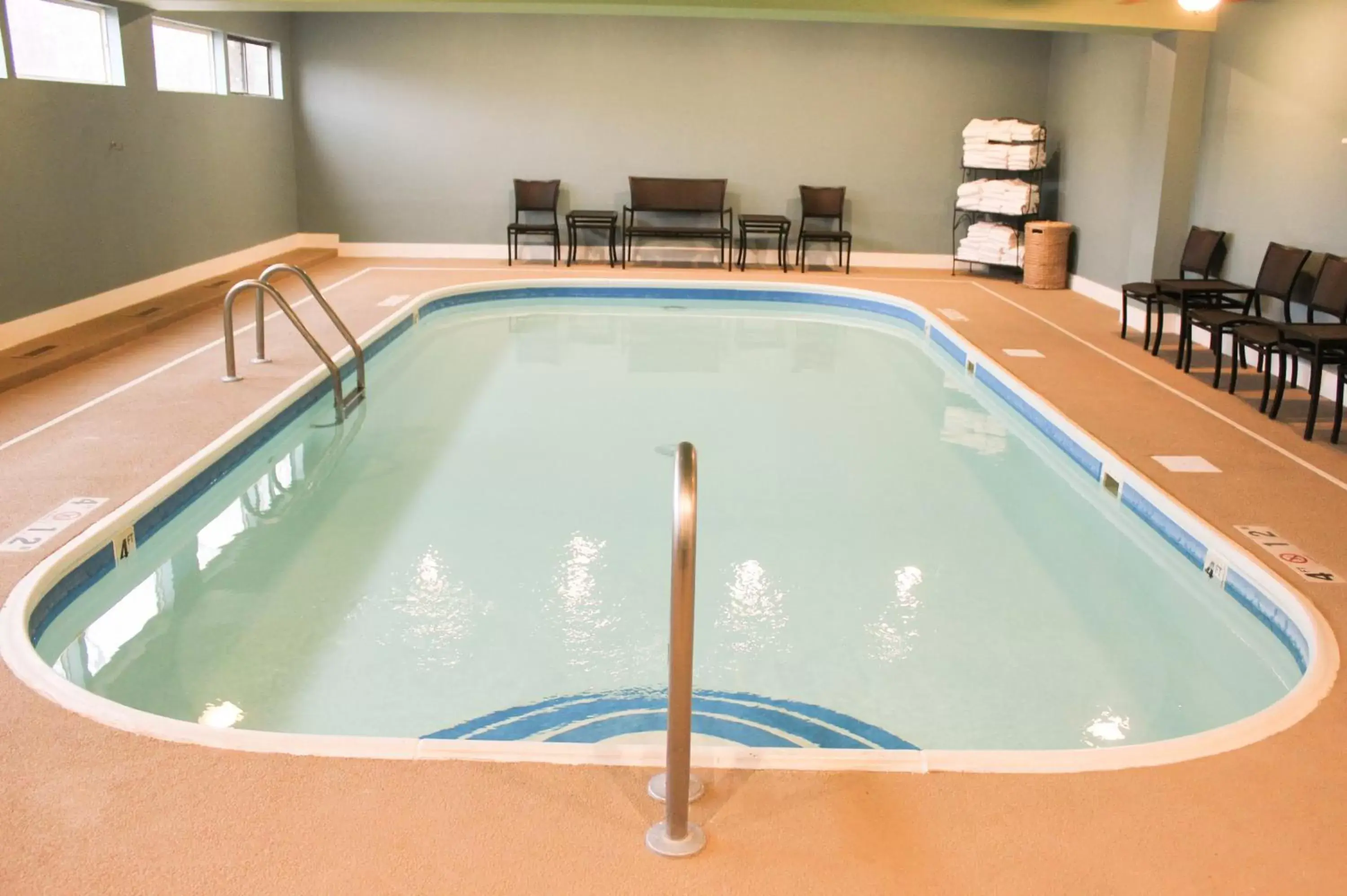 Swimming pool in Holiday Inn Express Osage Beach - Lake of the Ozarks by IHG Swimming pool in Holiday Inn Express Osage Beach - Lake of the Ozarks by IHG