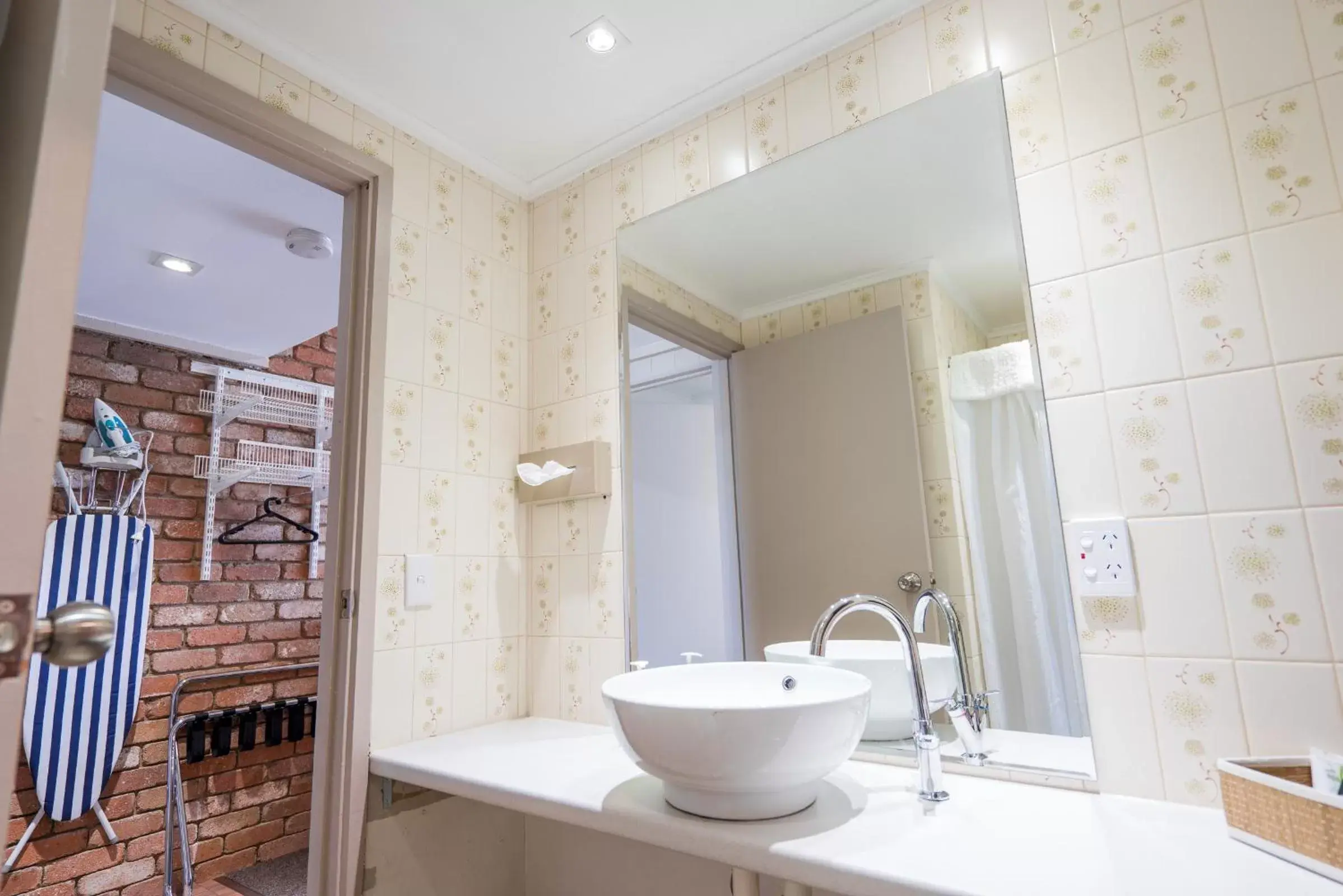 Bathroom in Farnham Court Motel and Restaurant