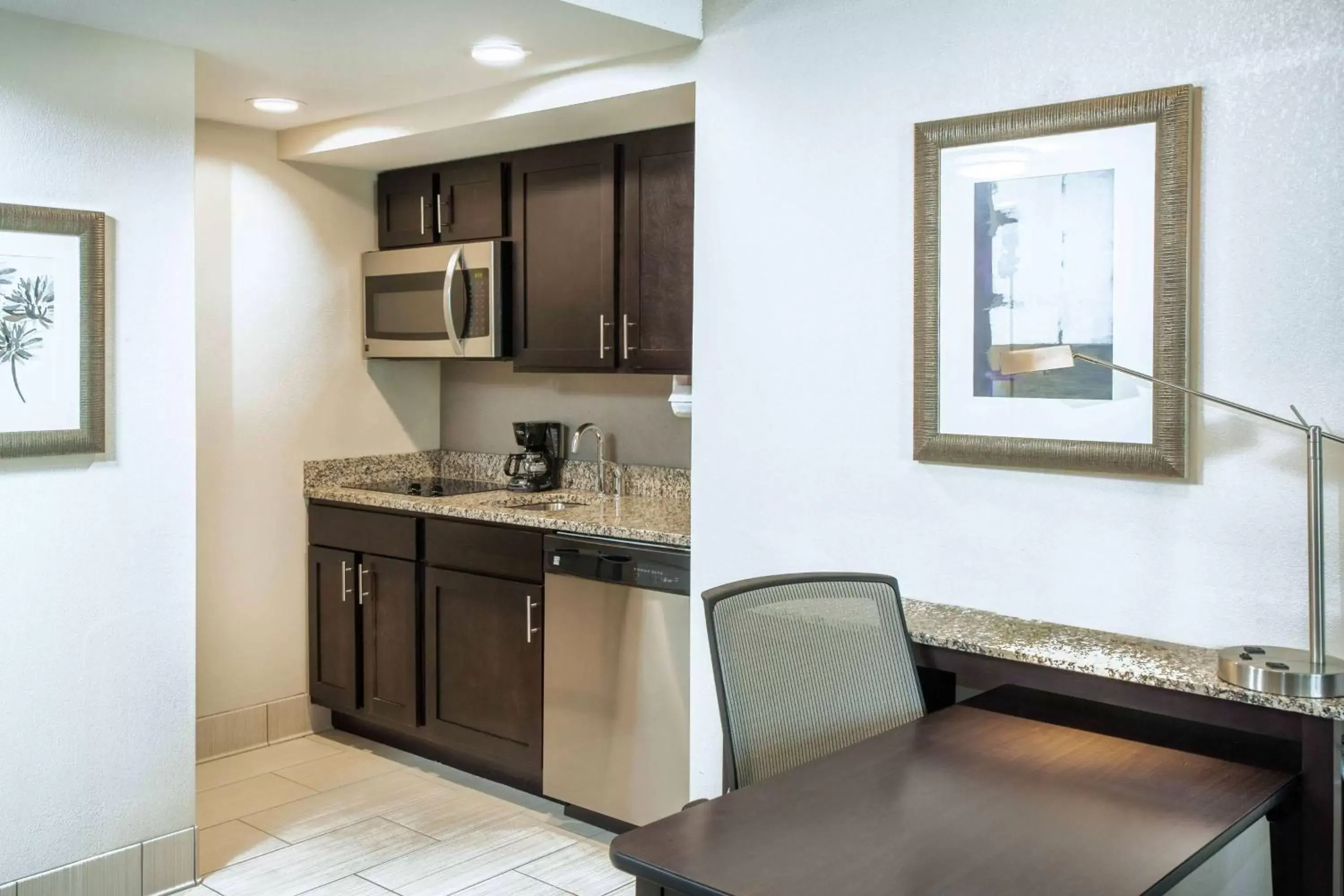 Bedroom, Kitchen/Kitchenette in Homewood Suites by Hilton Munster
