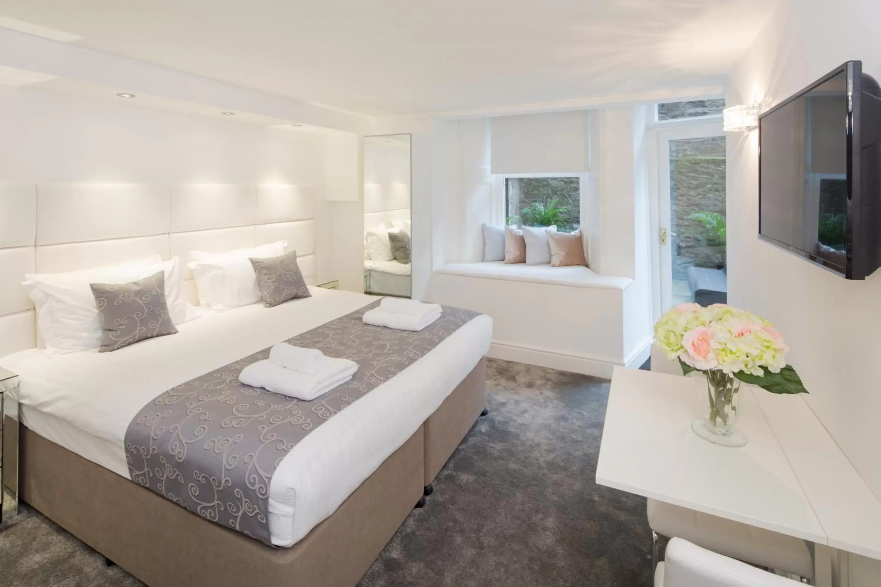 TV and multimedia, Bed in Edinburgh Castle Apartments