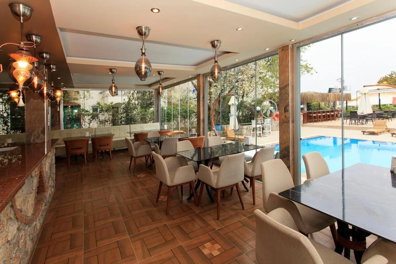 Restaurant/places to eat in Green Peace Hotel