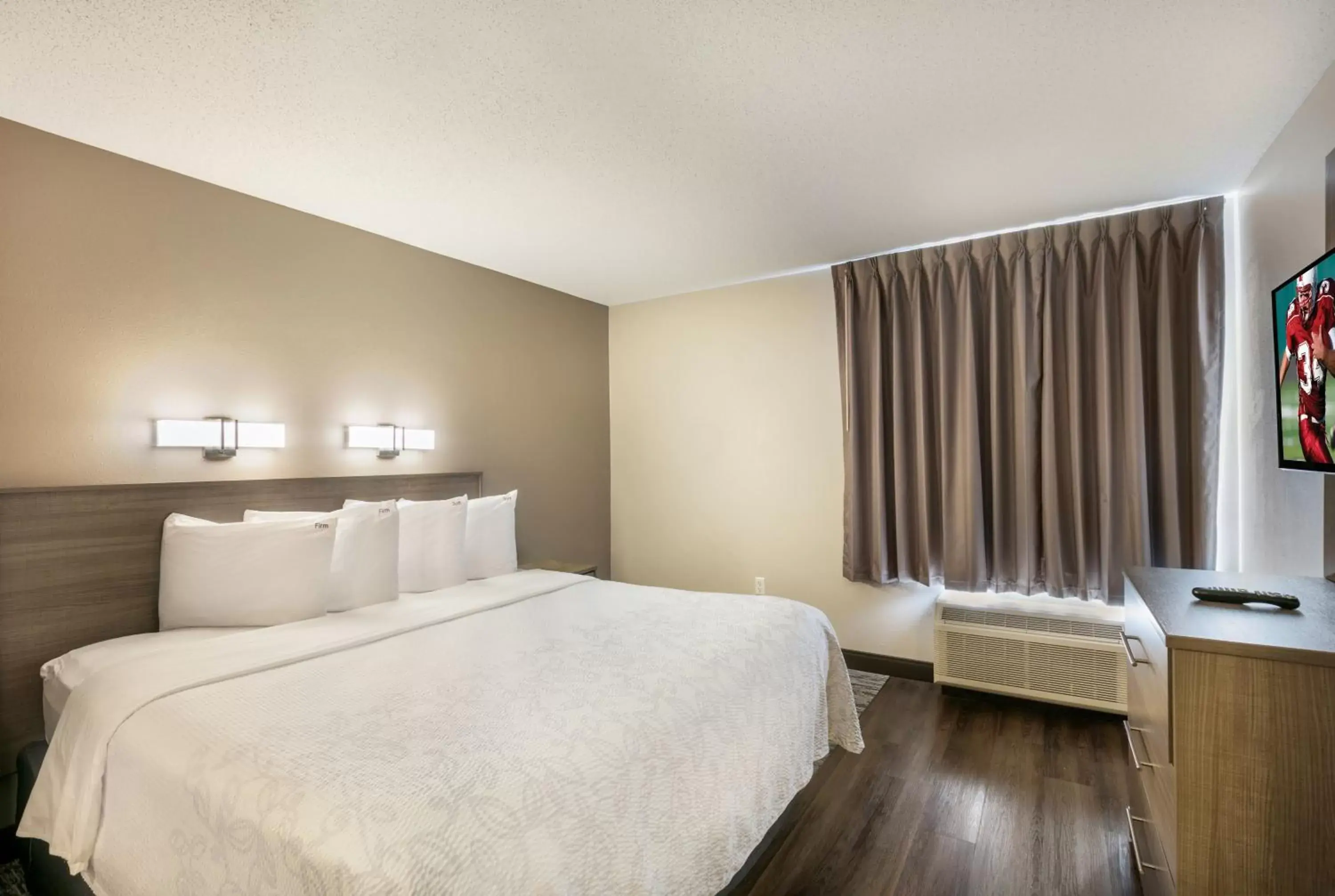 Bedroom, Bed in Red Roof Inn PLUS+ Boston - Logan Bedroom, Bed in Red Roof Inn PLUS+ Boston - Logan