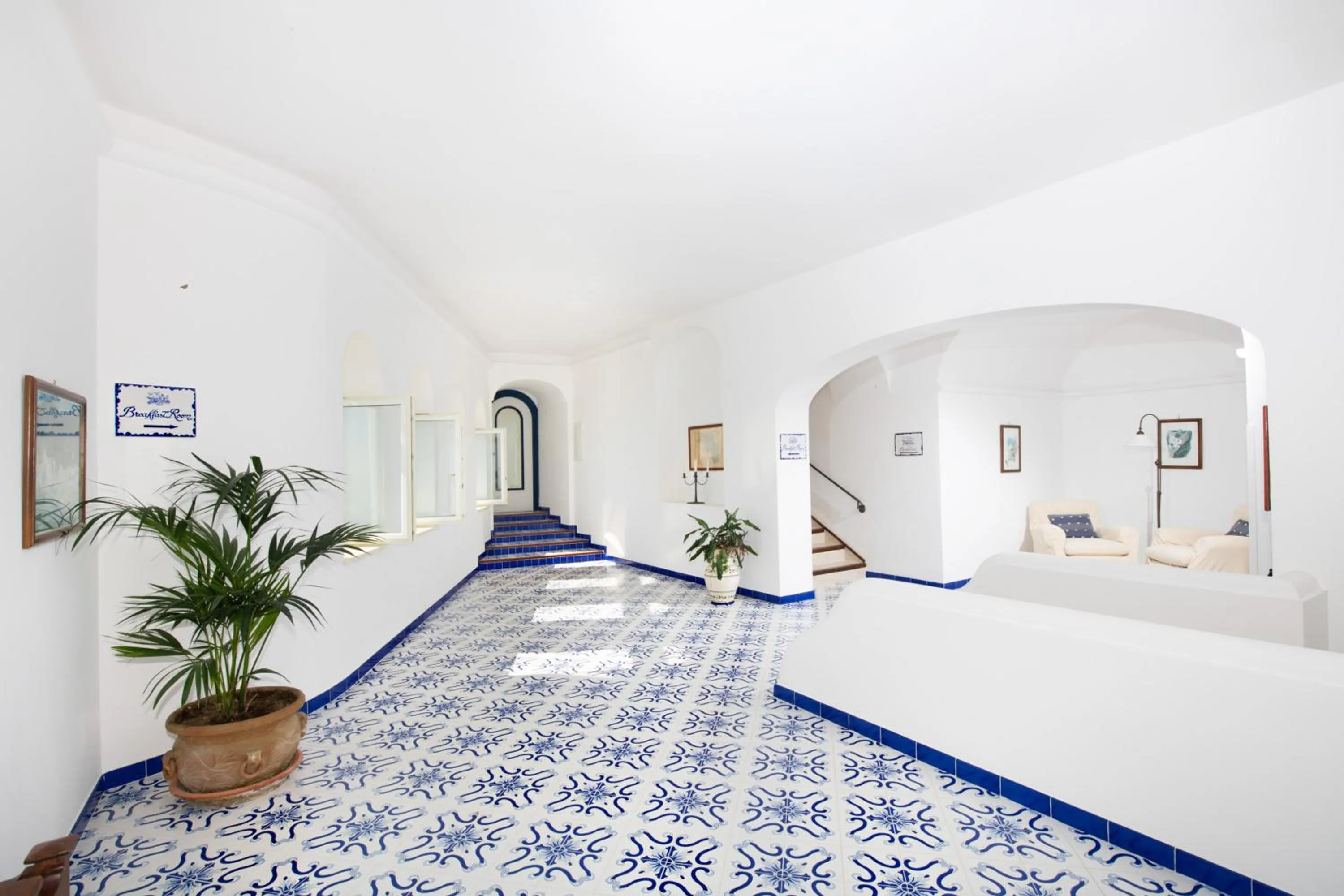 Communal lounge/ TV room, Bed in Grand Hotel Tritone