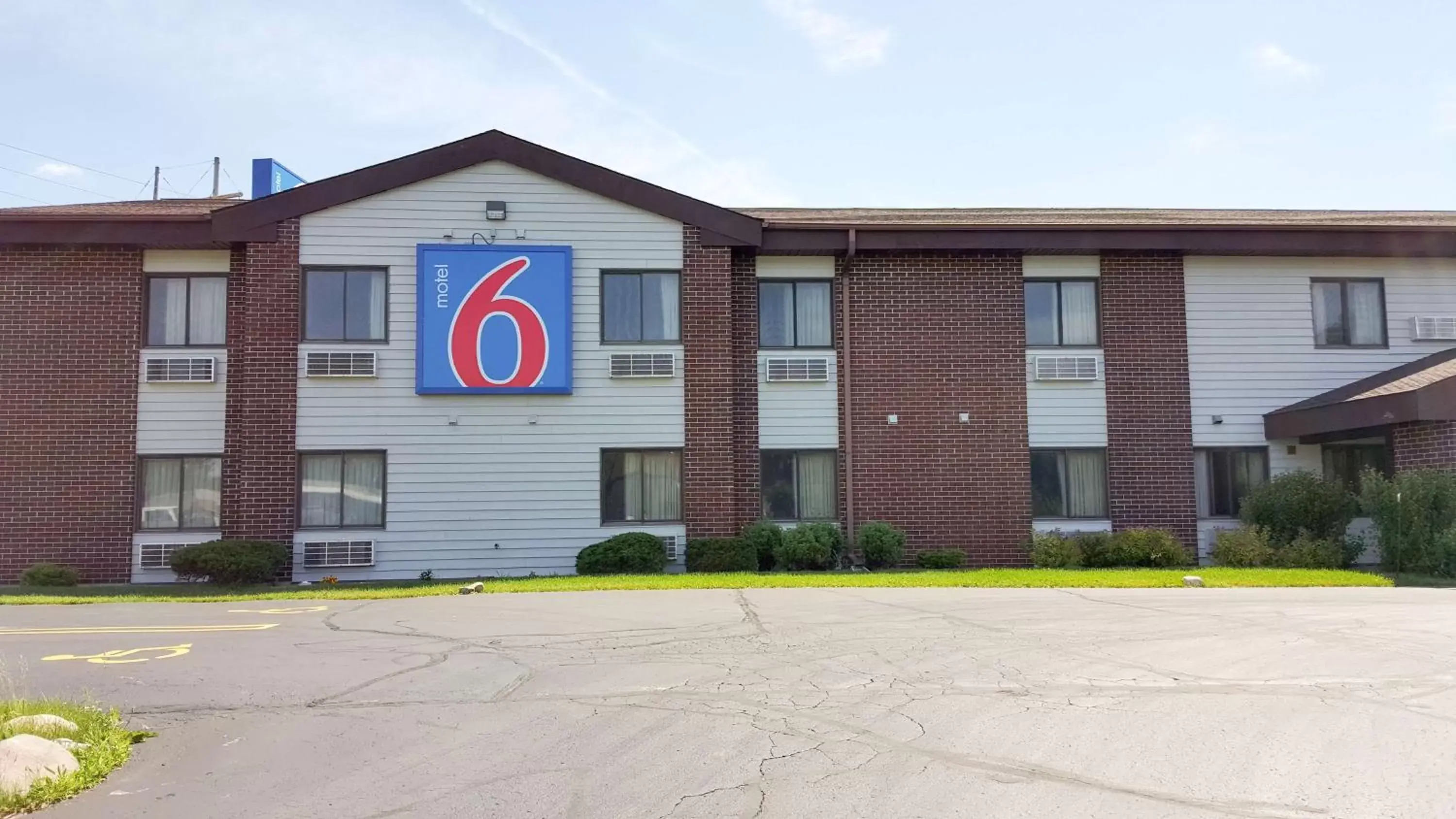 Property building in Motel 6-Saukville, WI Property building in Motel 6-Saukville, WI