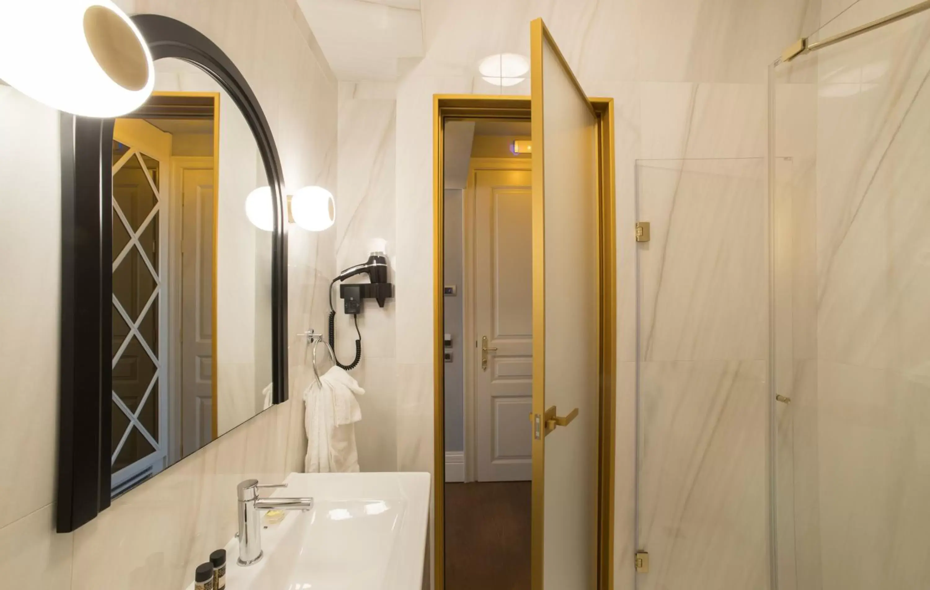 Shower, Bathroom in Castellano Hotel & Suites