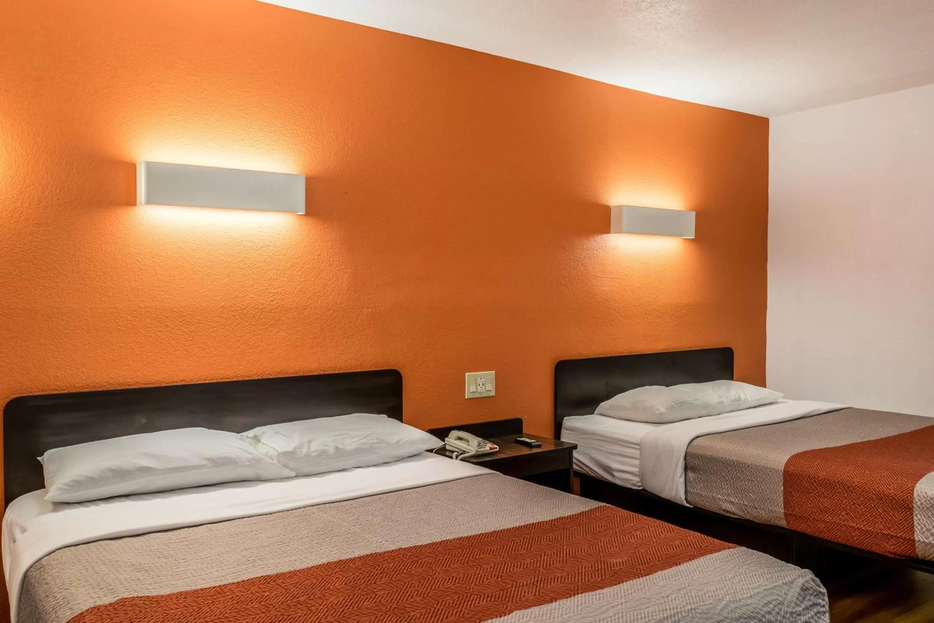 Photo of the whole room, Bed in Motel 6 Florence, KY - Cincinnati Airport