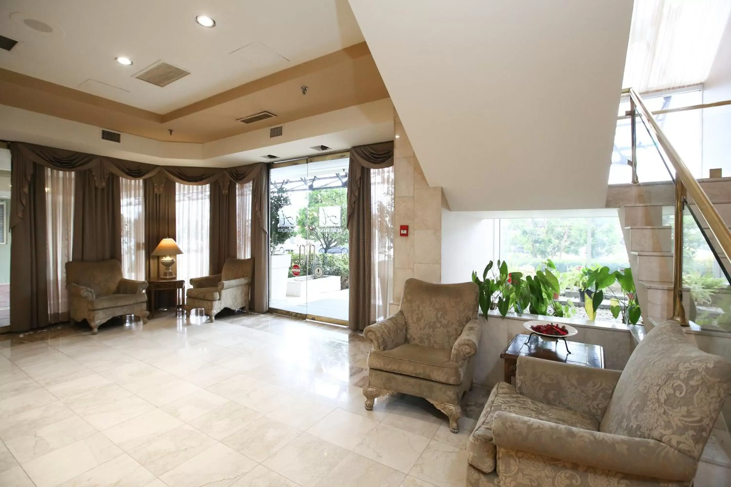 Lobby or reception, Seating Area in Atrium Inn Vancouver