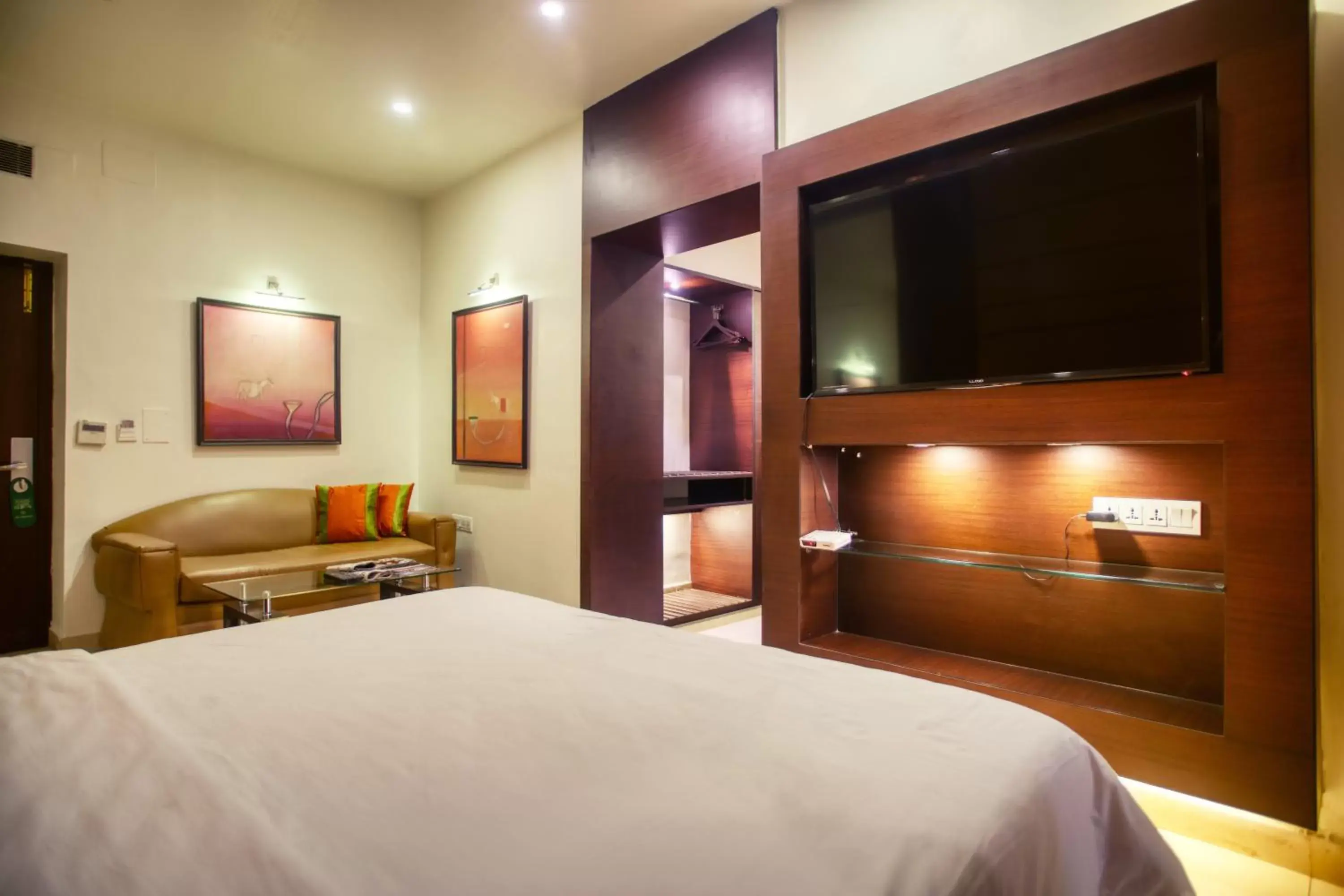 Photo of the whole room, Bed in The Samilton Photo of the whole room, Bed in The Samilton