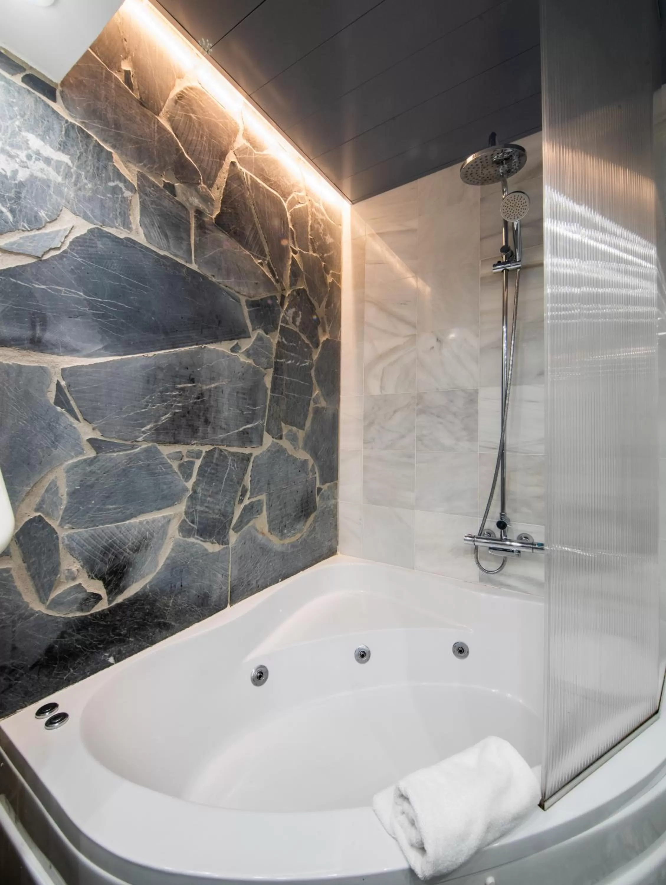 Hot Tub in Soho Boutique Capuchinos & Spa