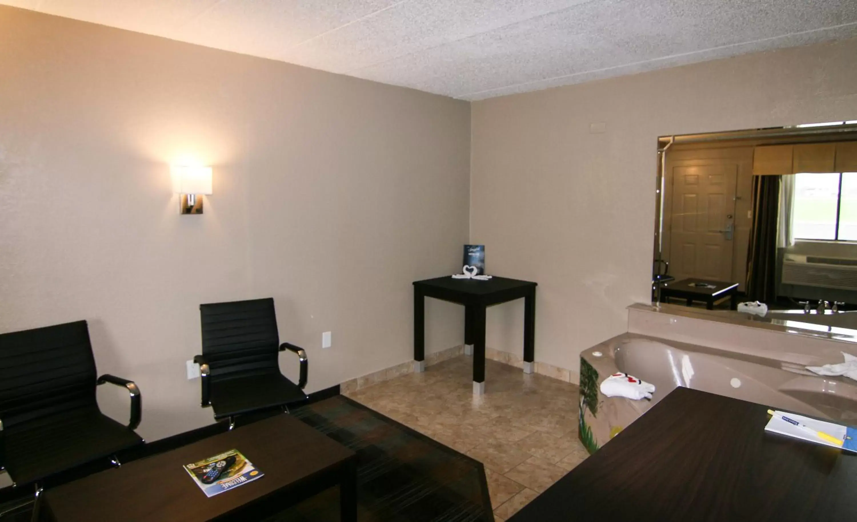 Deluxe King Suite - Non-Smoking in Days Inn & Suites by Wyndham Springfield on I-44