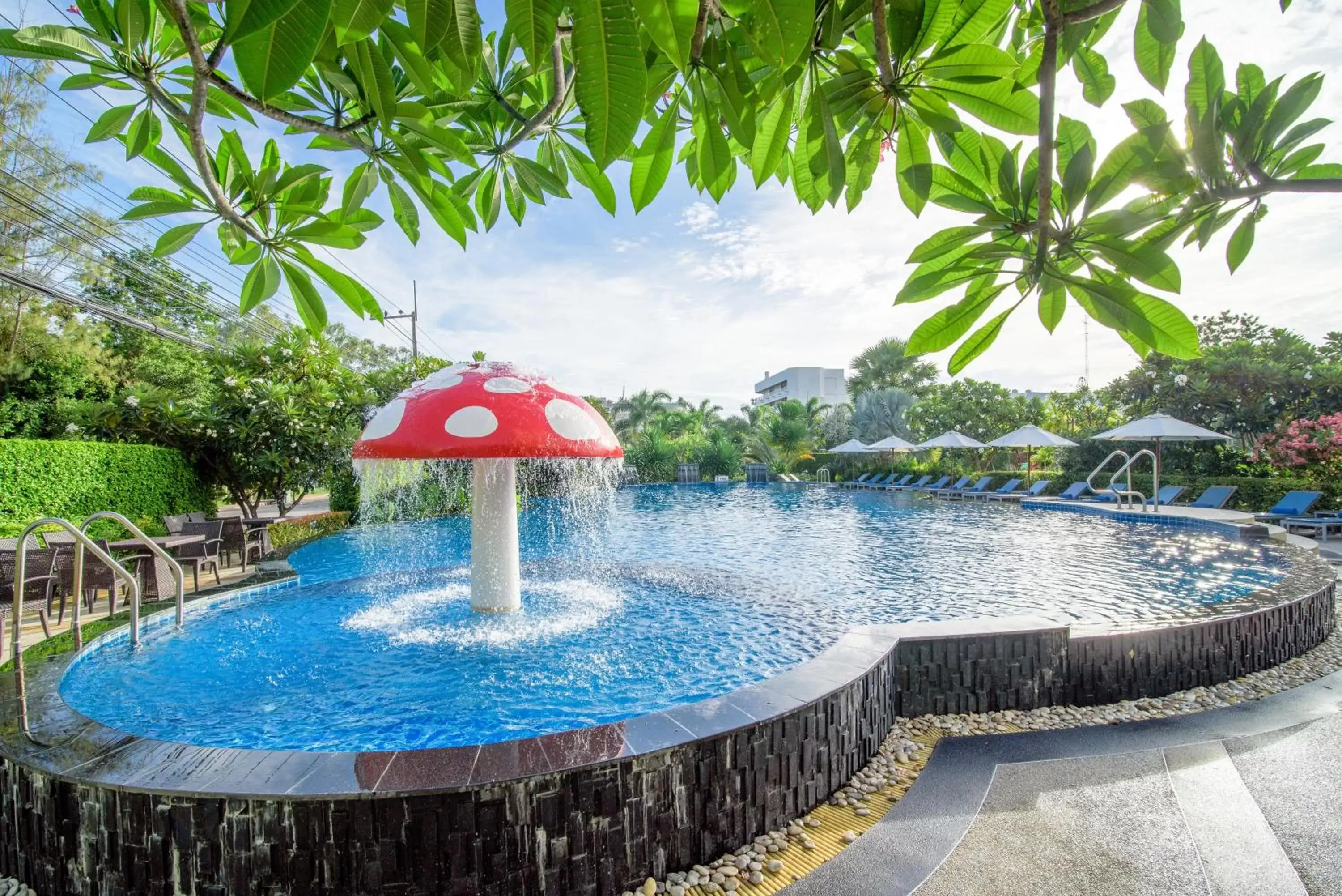 Swimming Pool in Golden Beach Cha-Am Hotel