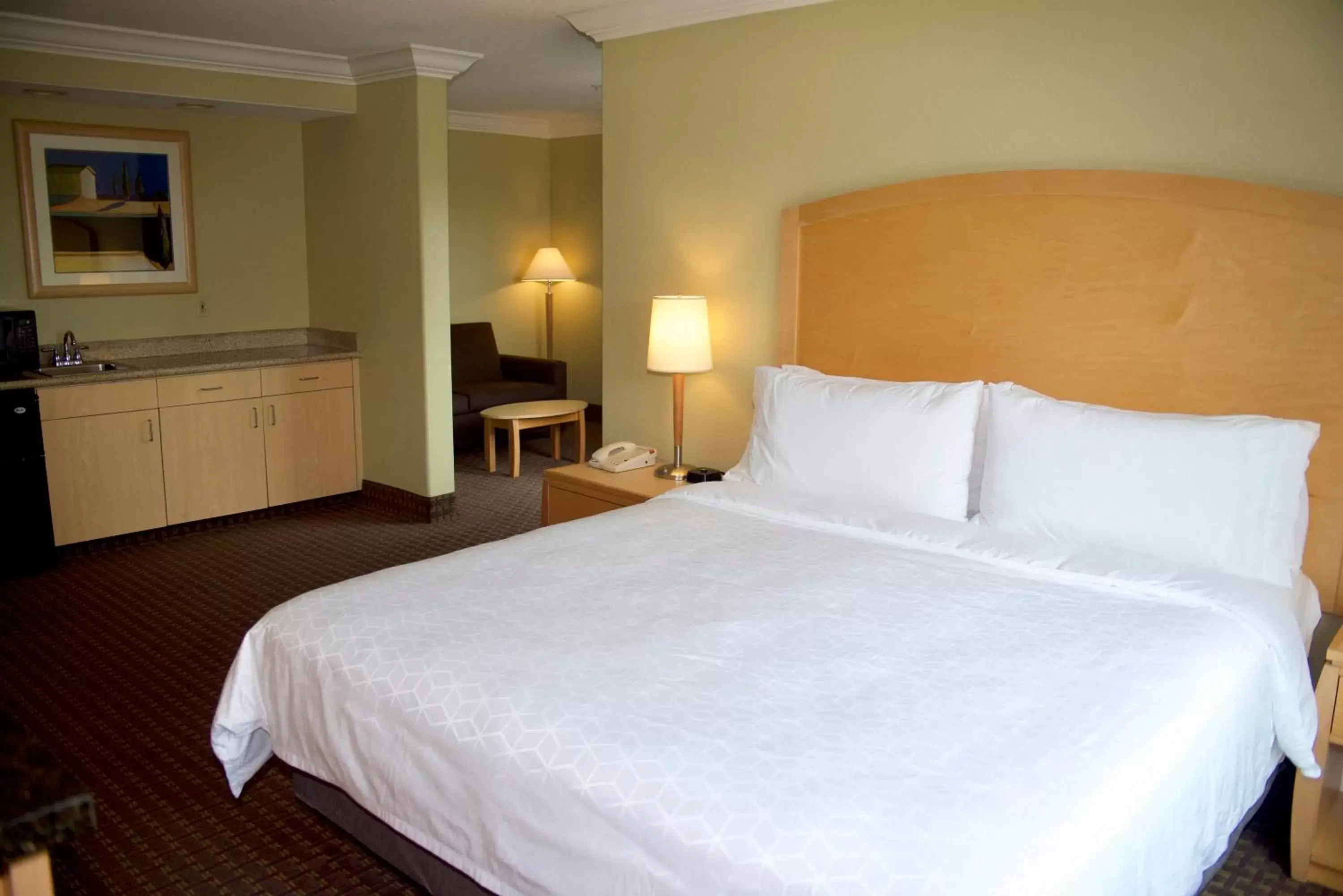 Bedroom, Bed in Holiday Inn Express Hotel & Suites Vacaville, an IHG Hotel