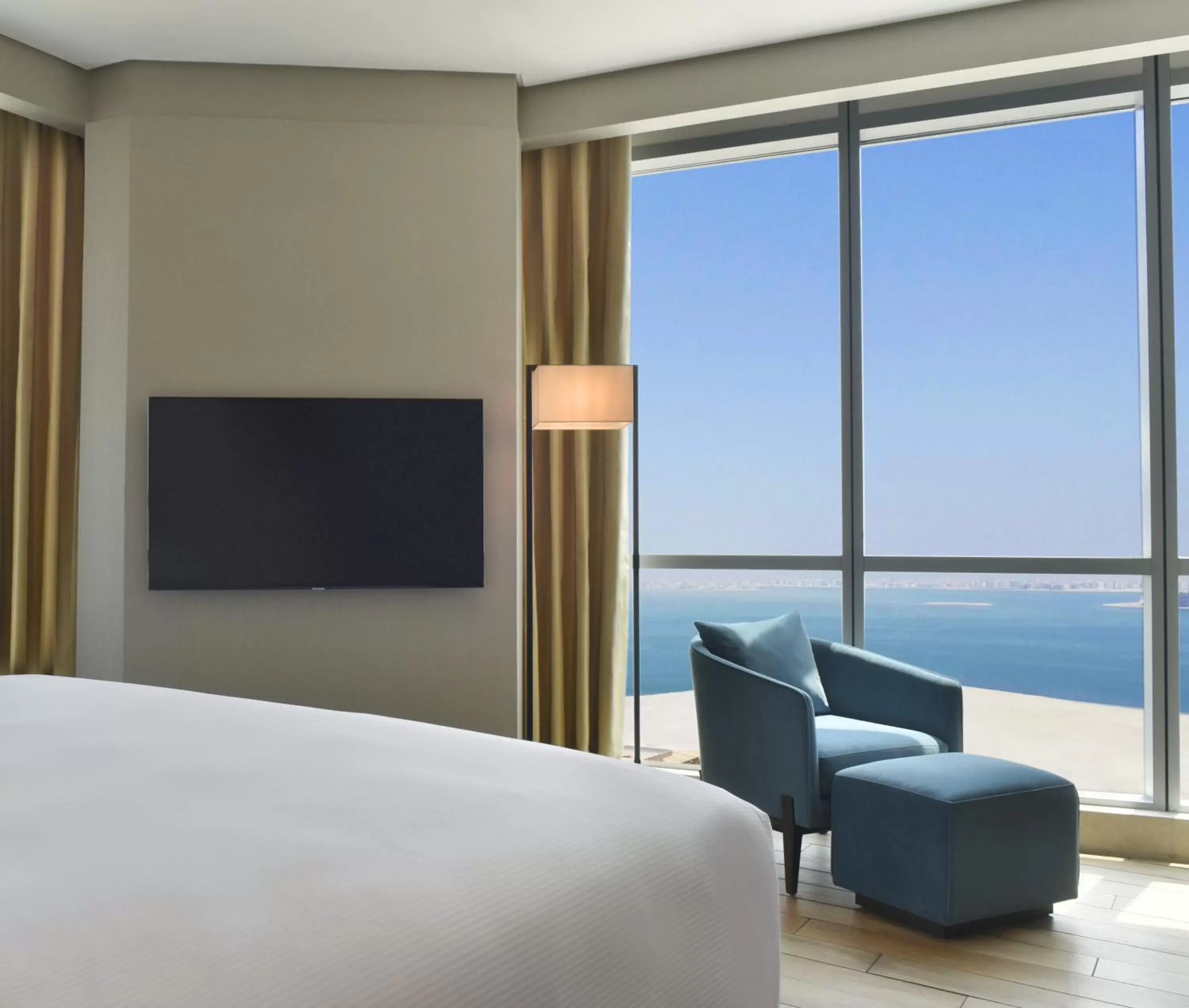 Bedroom, TV/Entertainment Center in Hilton Bahrain