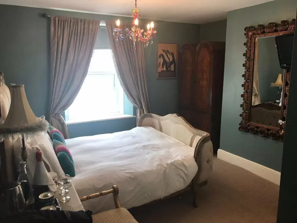 Photo of the whole room, Bed in The White House Hotel