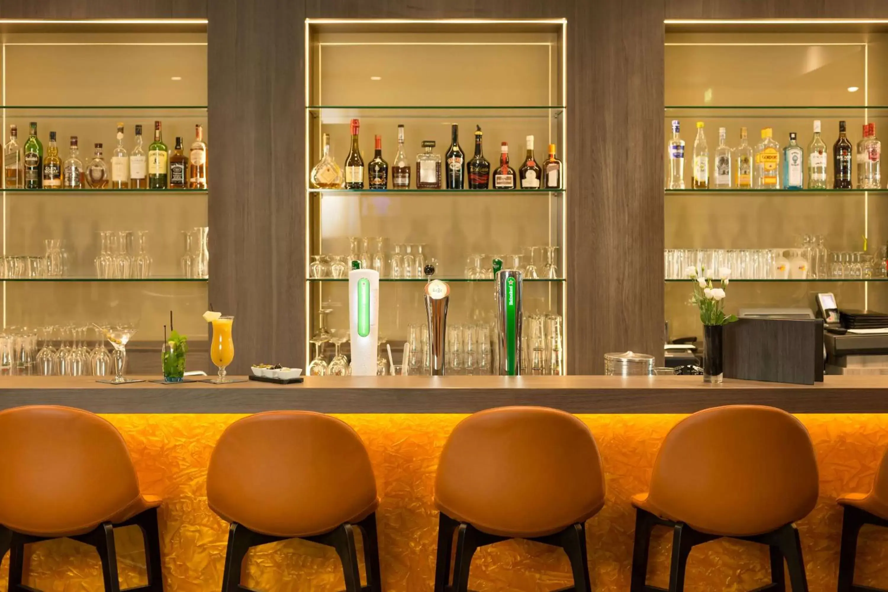 Lobby or reception, Lounge/Bar in Ramada by Wyndham Amsterdam Airport Schiphol