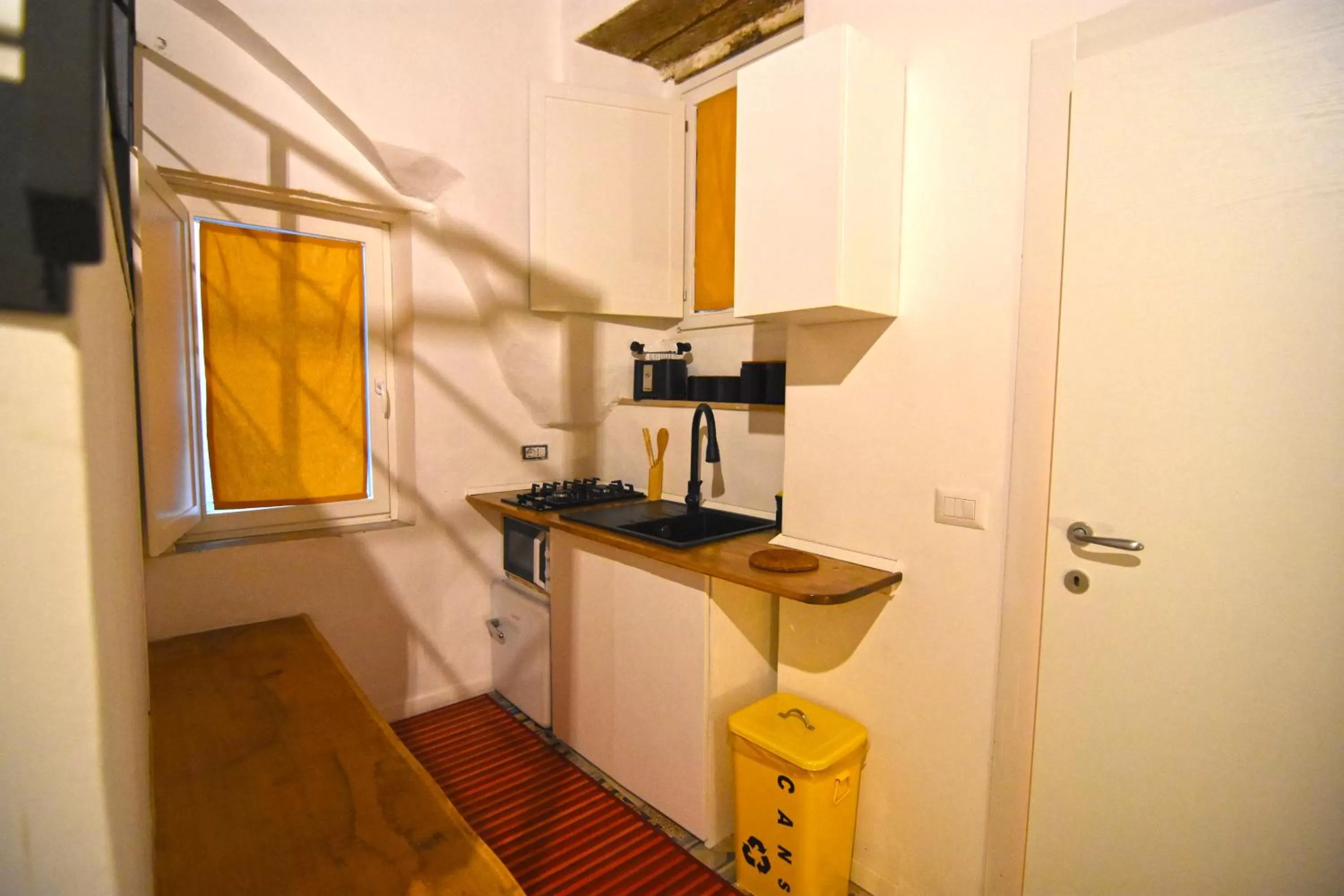 Coffee/tea facilities, TV/Entertainment Center in La Dimora di Artemide B&B