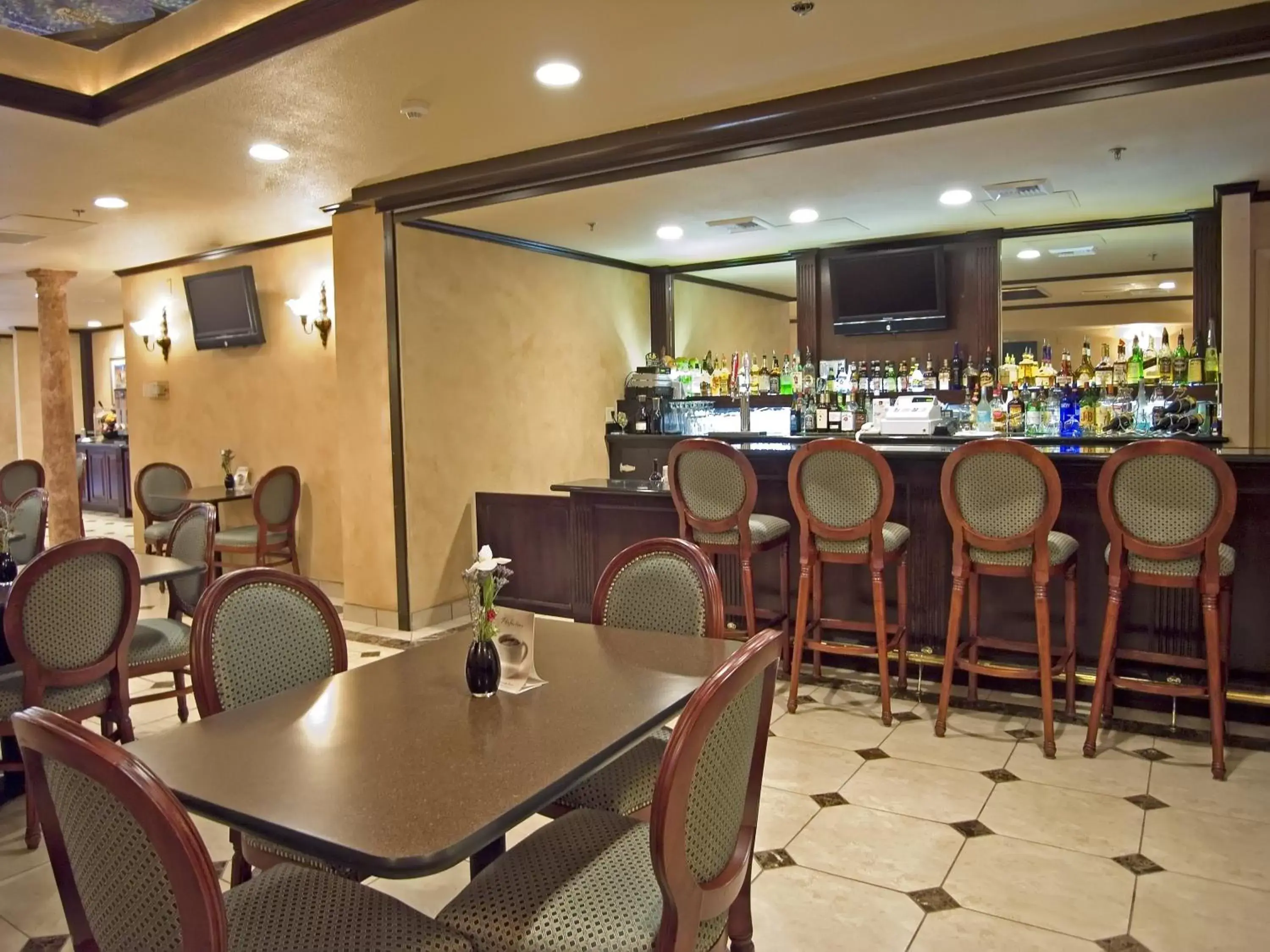 Lounge or bar, Restaurant/Places to Eat in Holiday Inn Rancho Cordova - Northeast Sacramento, an IHG Hotel