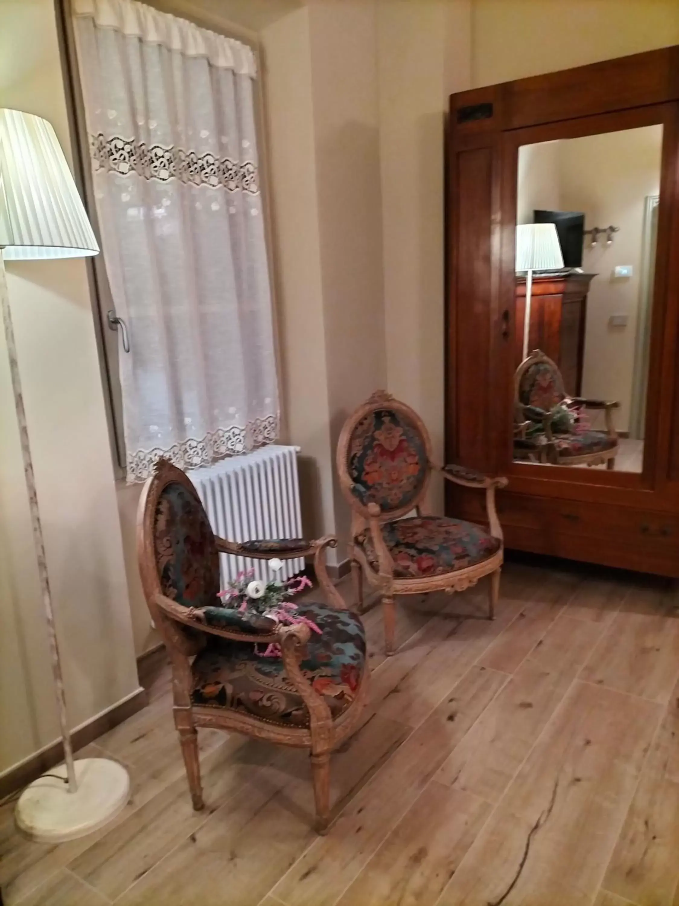 wardrobe, Seating Area in B&B SASSO DI ROCCA