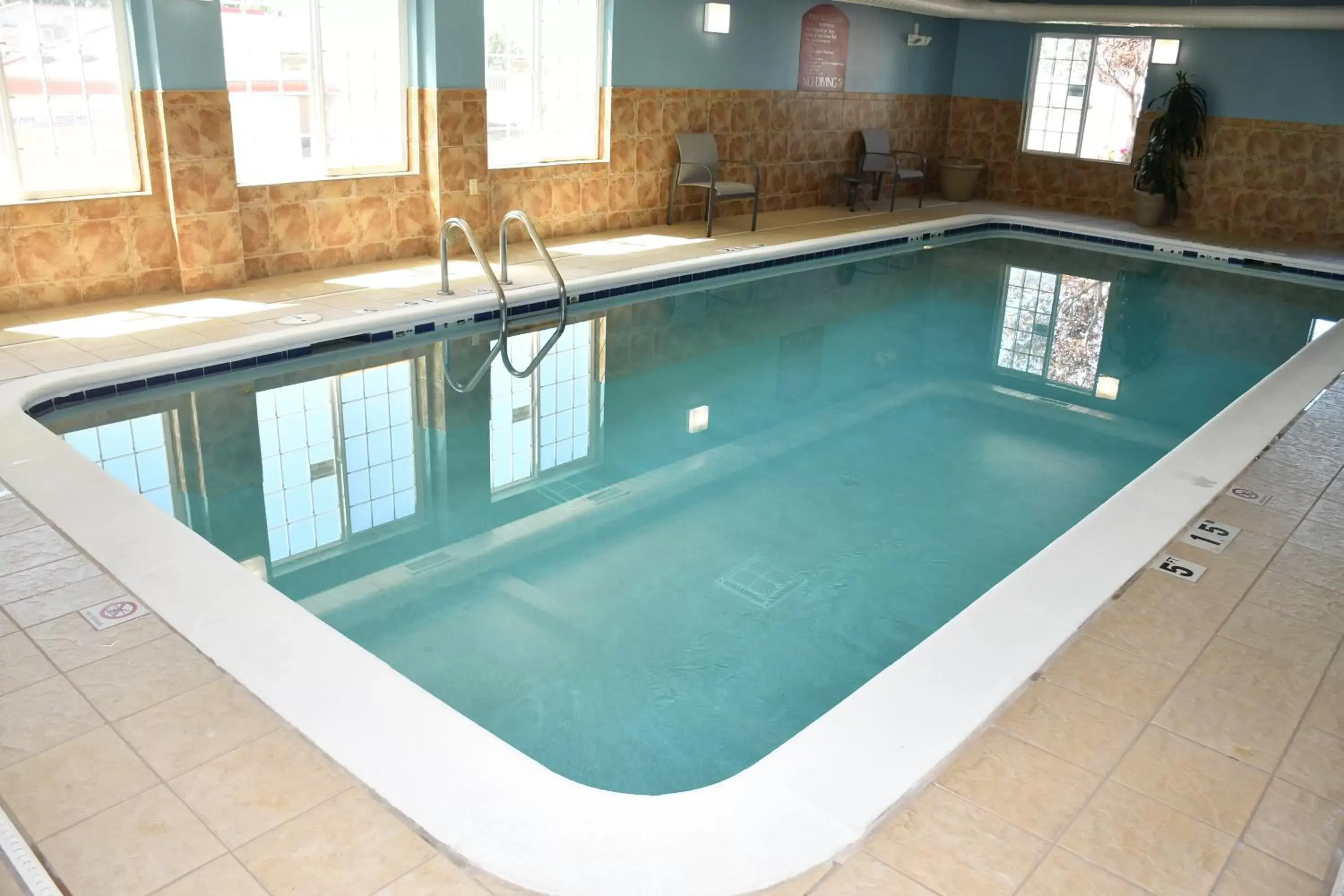 Swimming pool in Holiday Inn Express Hotel & Suites Evanston by IHG Swimming pool in Holiday Inn Express Hotel & Suites Evanston by IHG