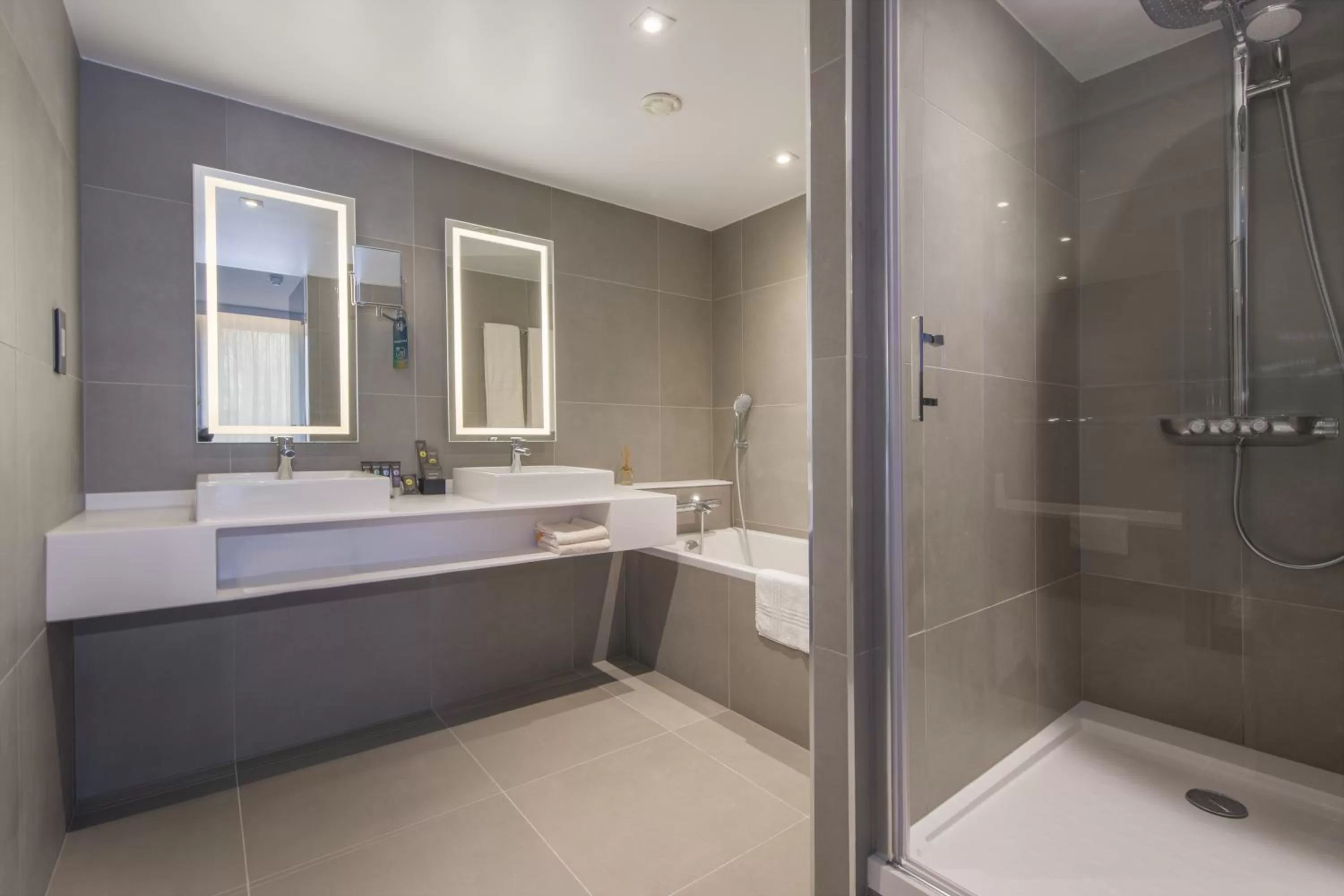 Shower in Novotel York Centre