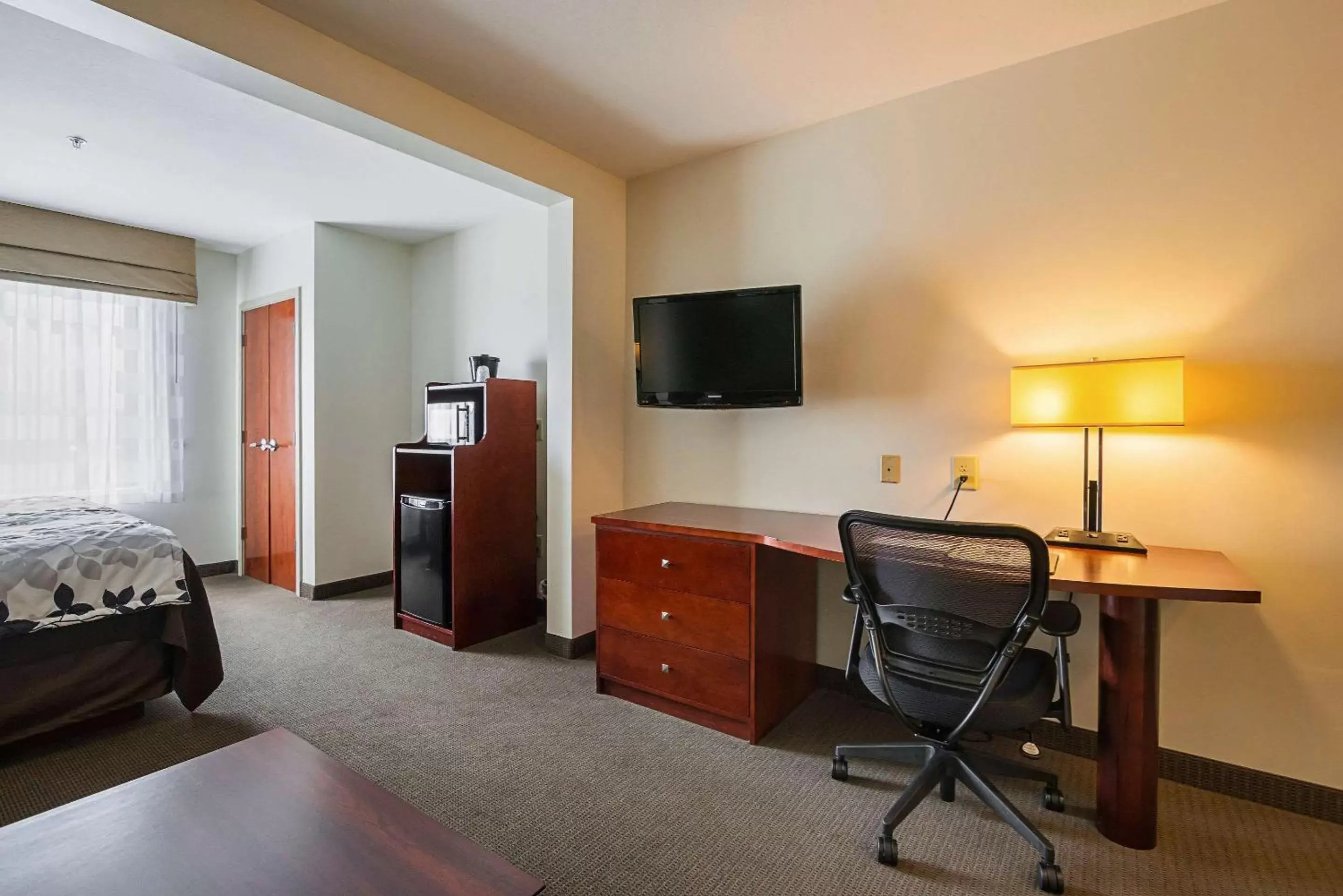 Photo of the whole room, TV/Entertainment Center in Sleep Inn & Suites Manchester