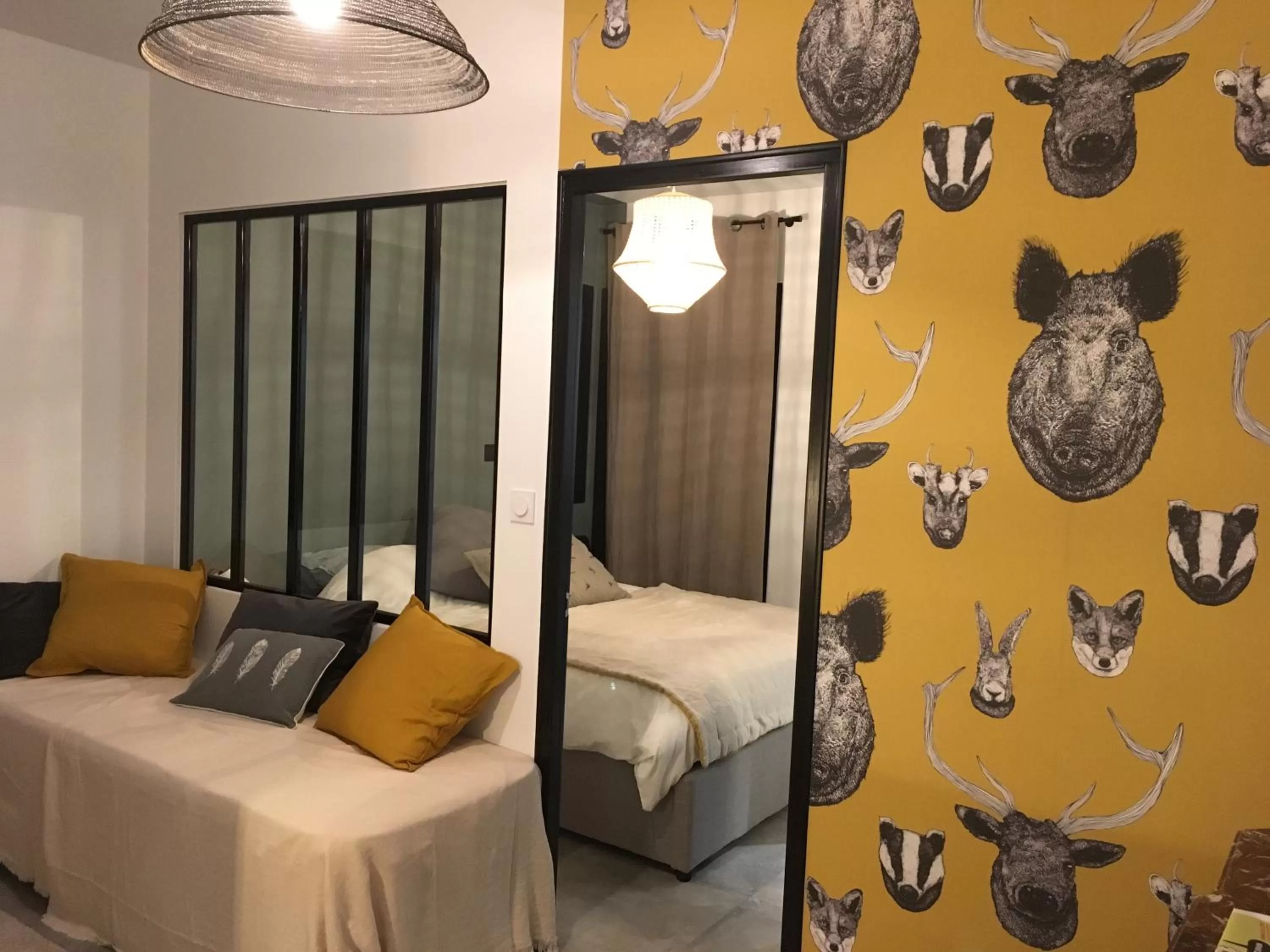 Living room, Bed in La Suite de l'Abbaye - climatisation et petit dej