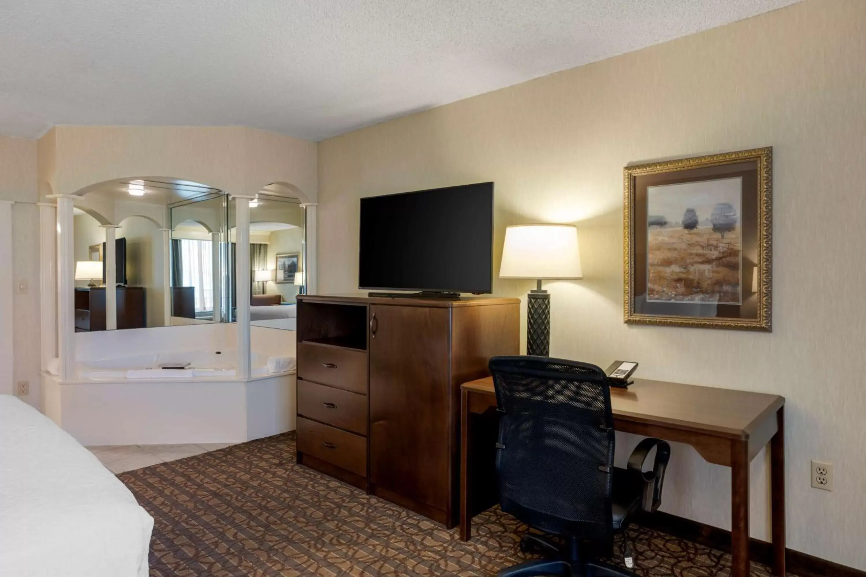 Bedroom, TV/Entertainment Center in Best Western Inn of the Ozarks