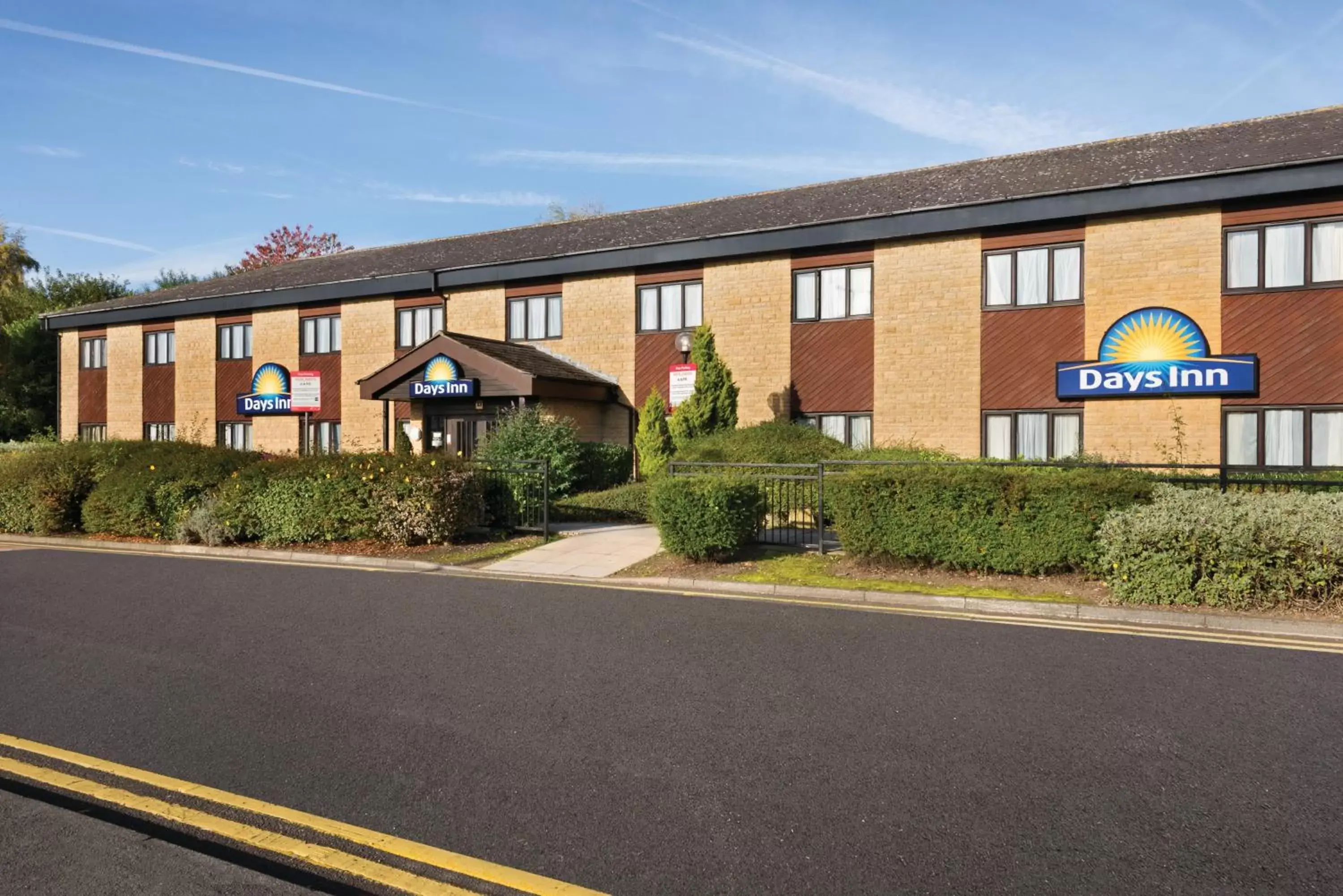 Facade/entrance, Property Building in Days Inn Hotel Bradford - Leeds