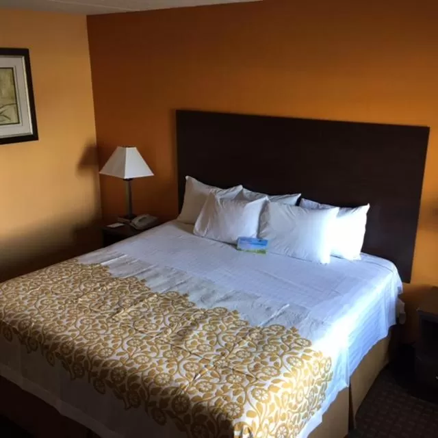 Bed in Days Inn by Wyndham Queensbury/Lake George